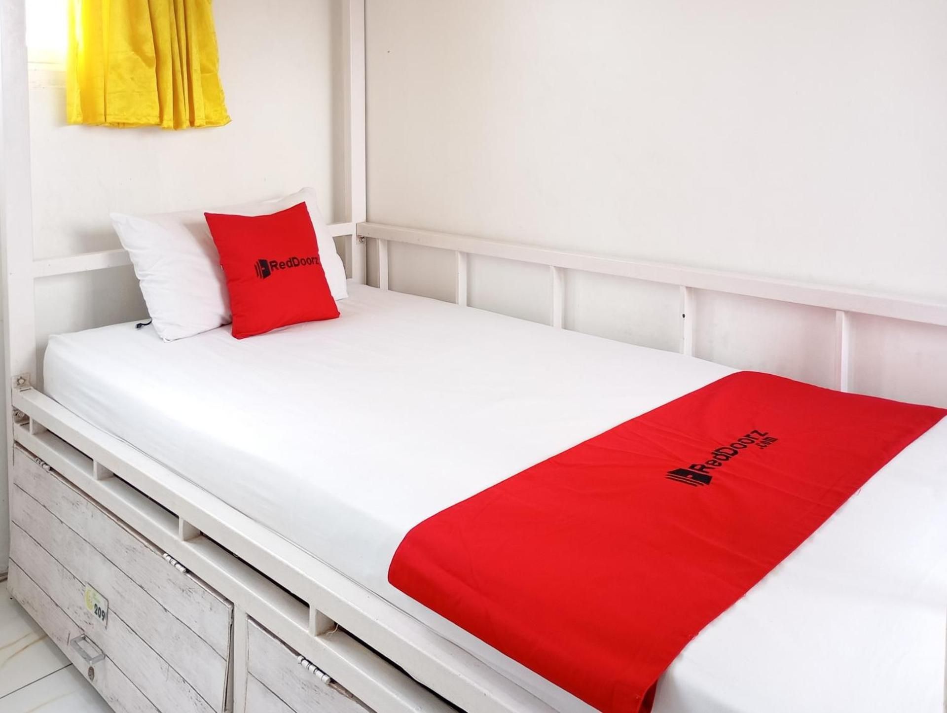 Single Bed in Mixed Dormitory Room