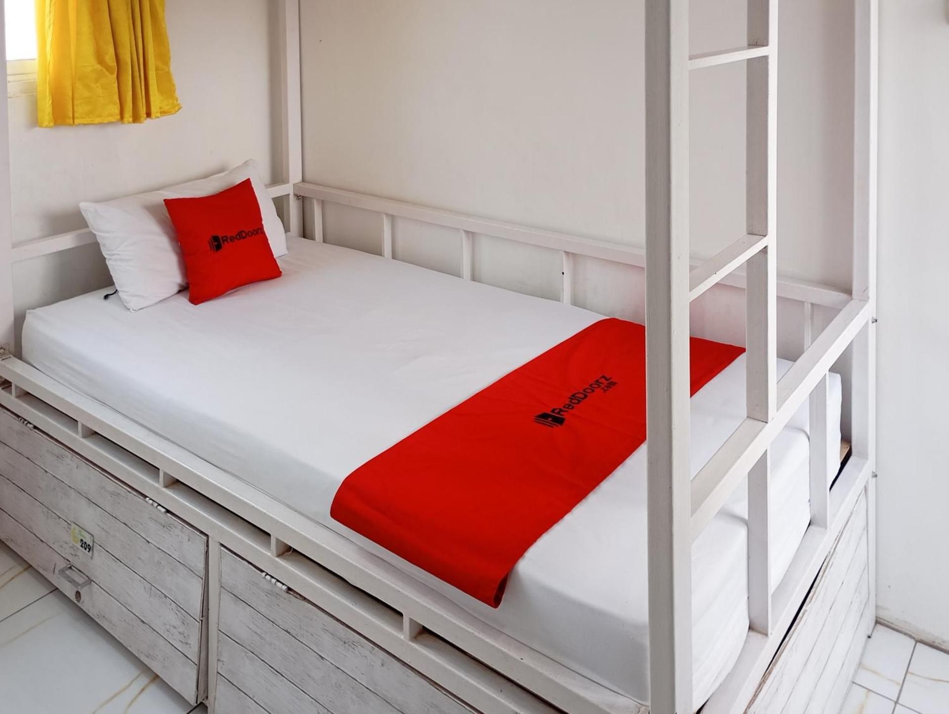 Single Bed in Mixed Dormitory Room
