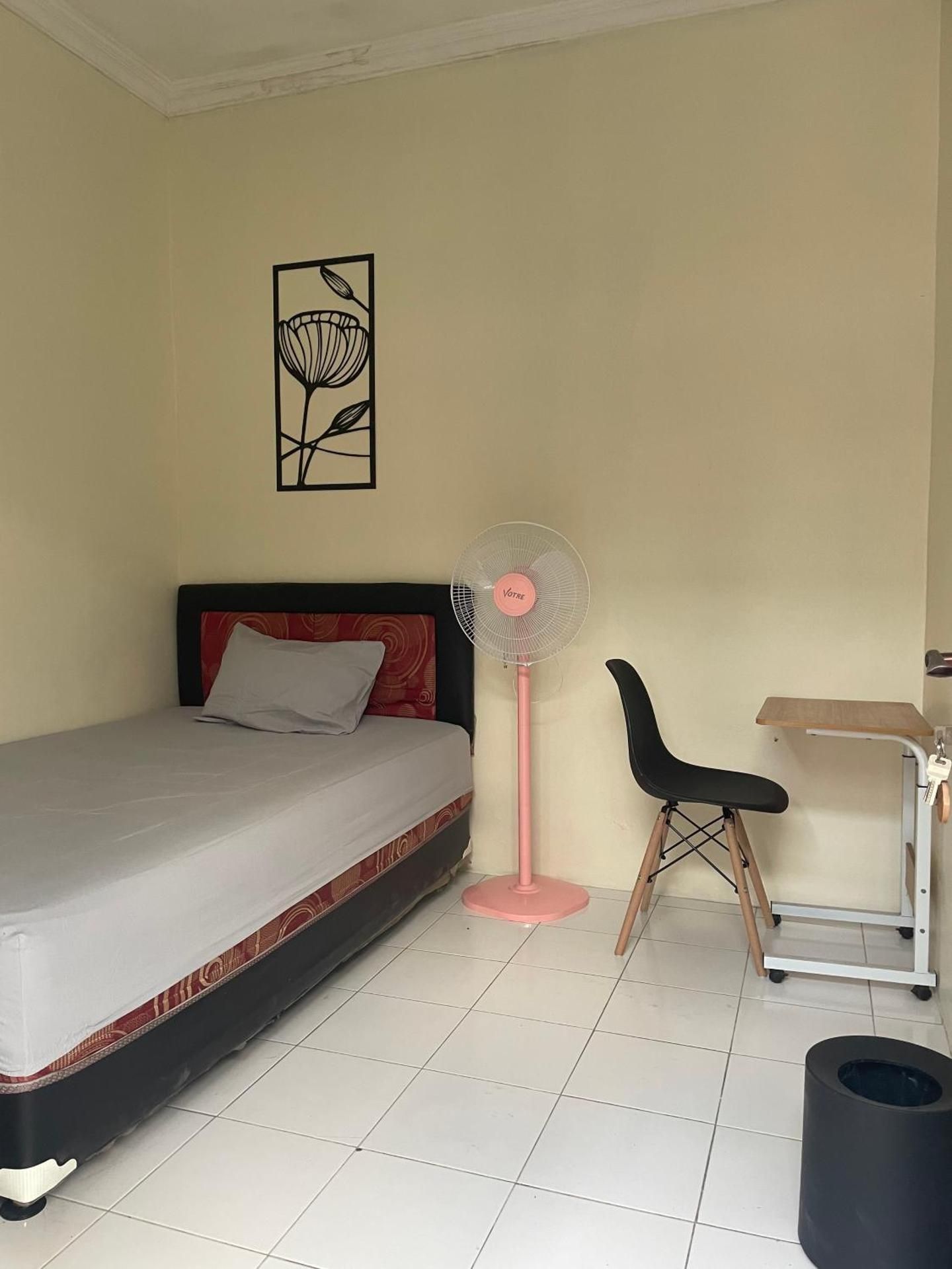 Single Room with Shared Bathroom