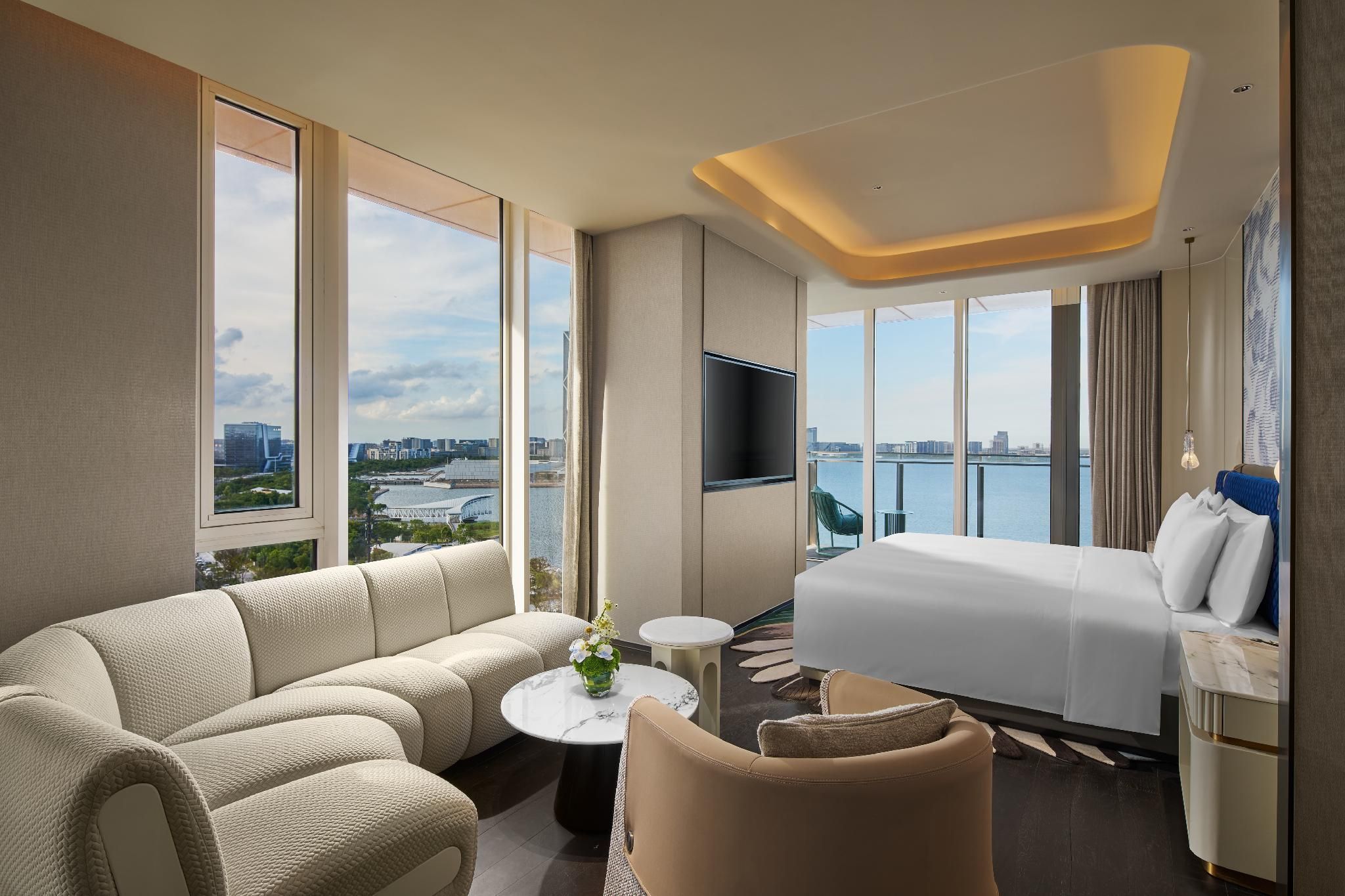 One Bedroom Suite Dining Lake View