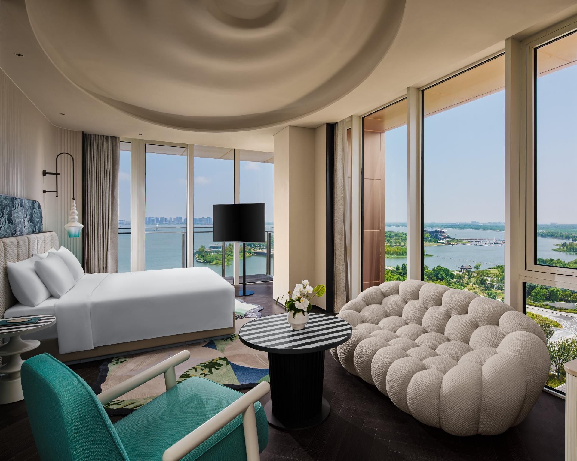 1 King Premium Lake View Balcony