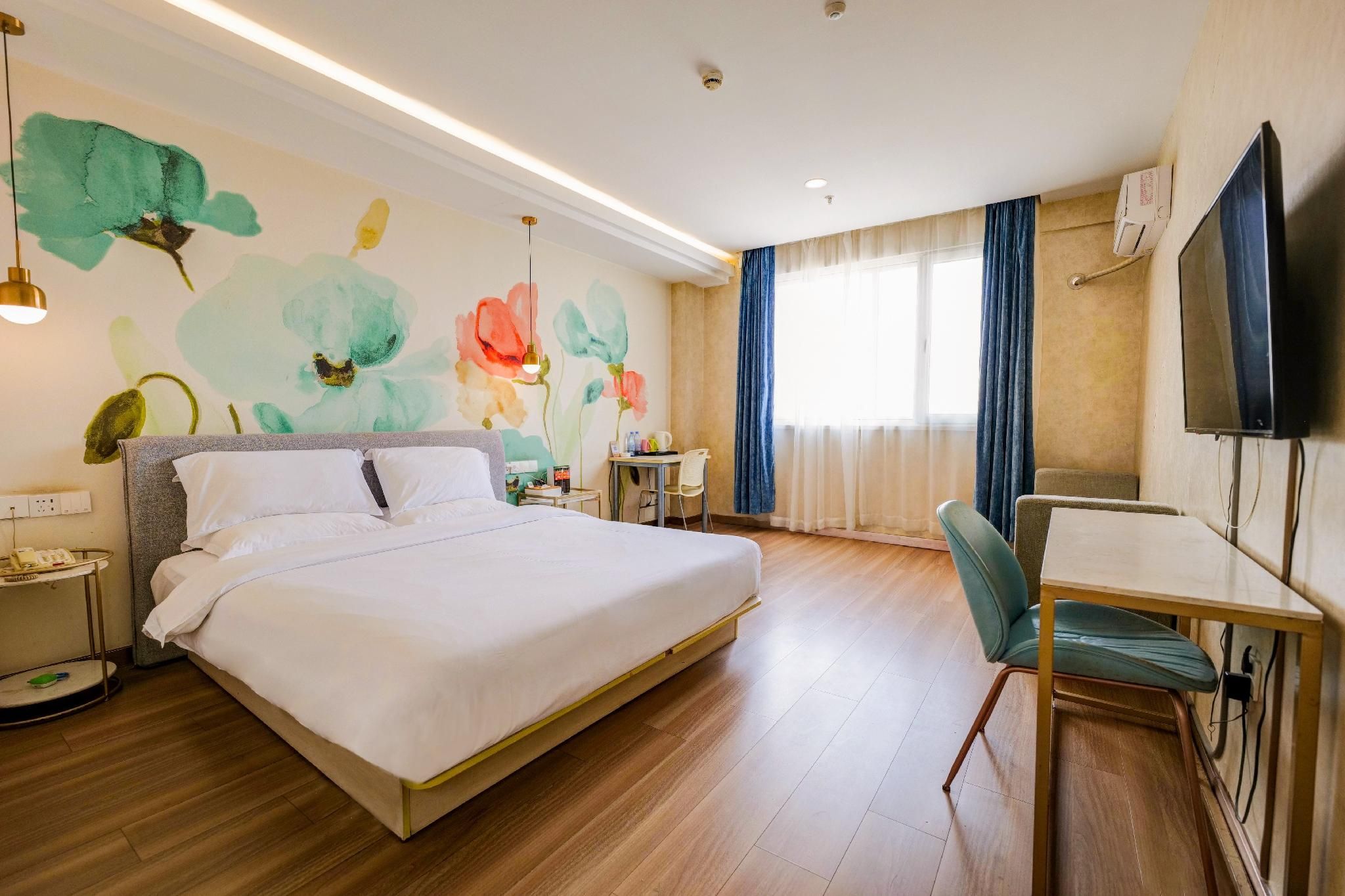 Room with Queen Bed