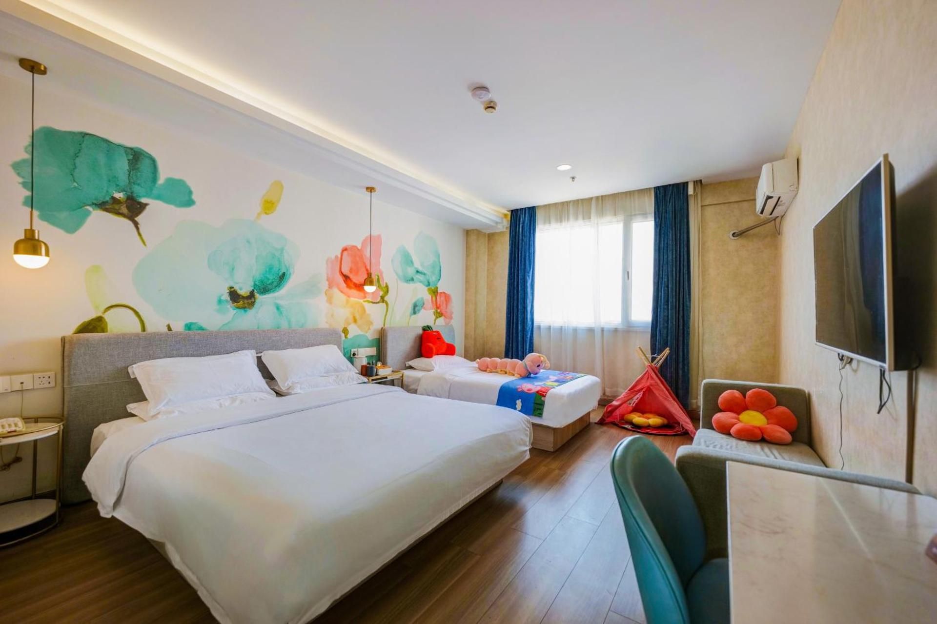Family Room with Nature - Kid-Friendly