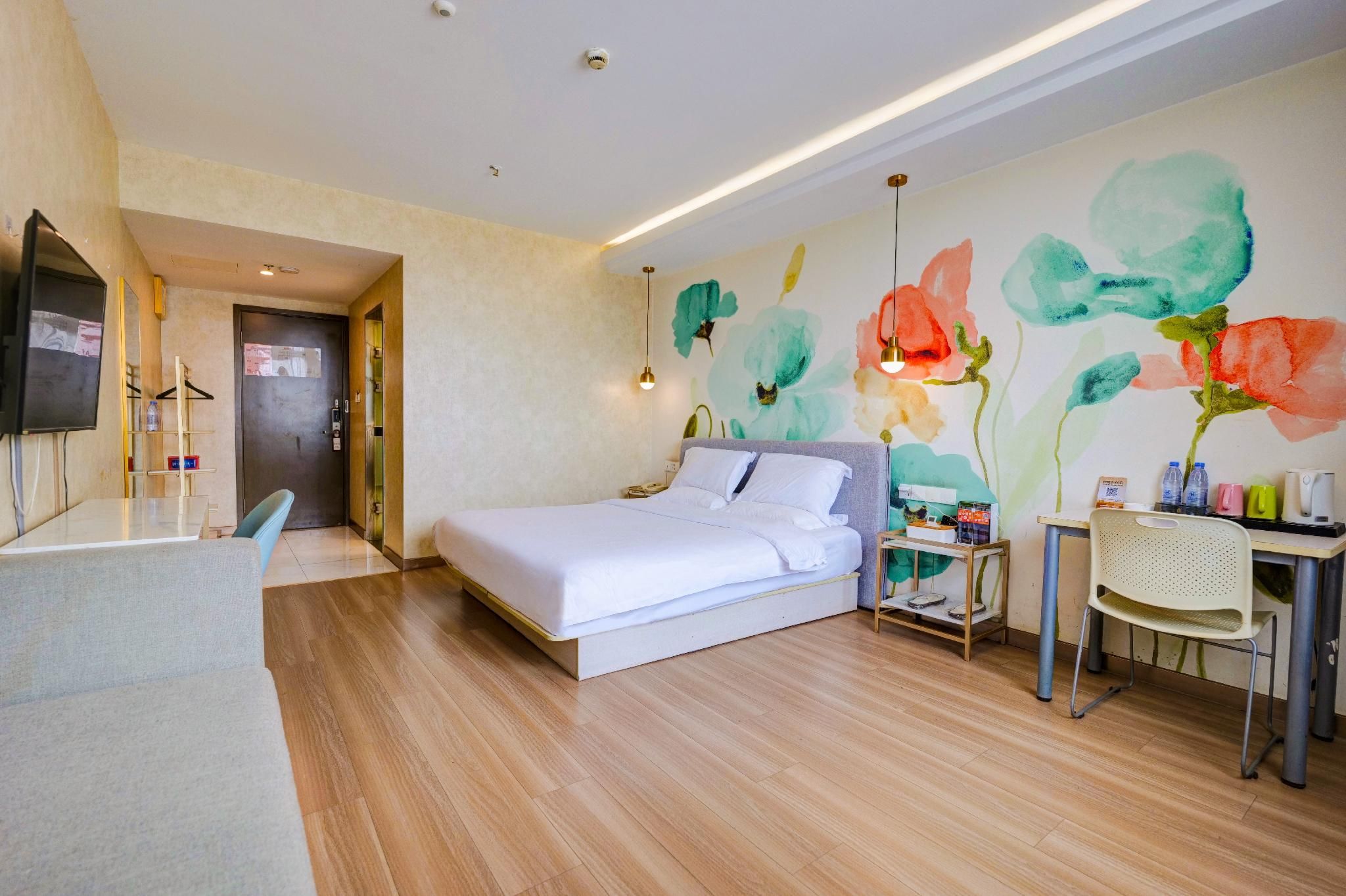 Room with Queen Bed