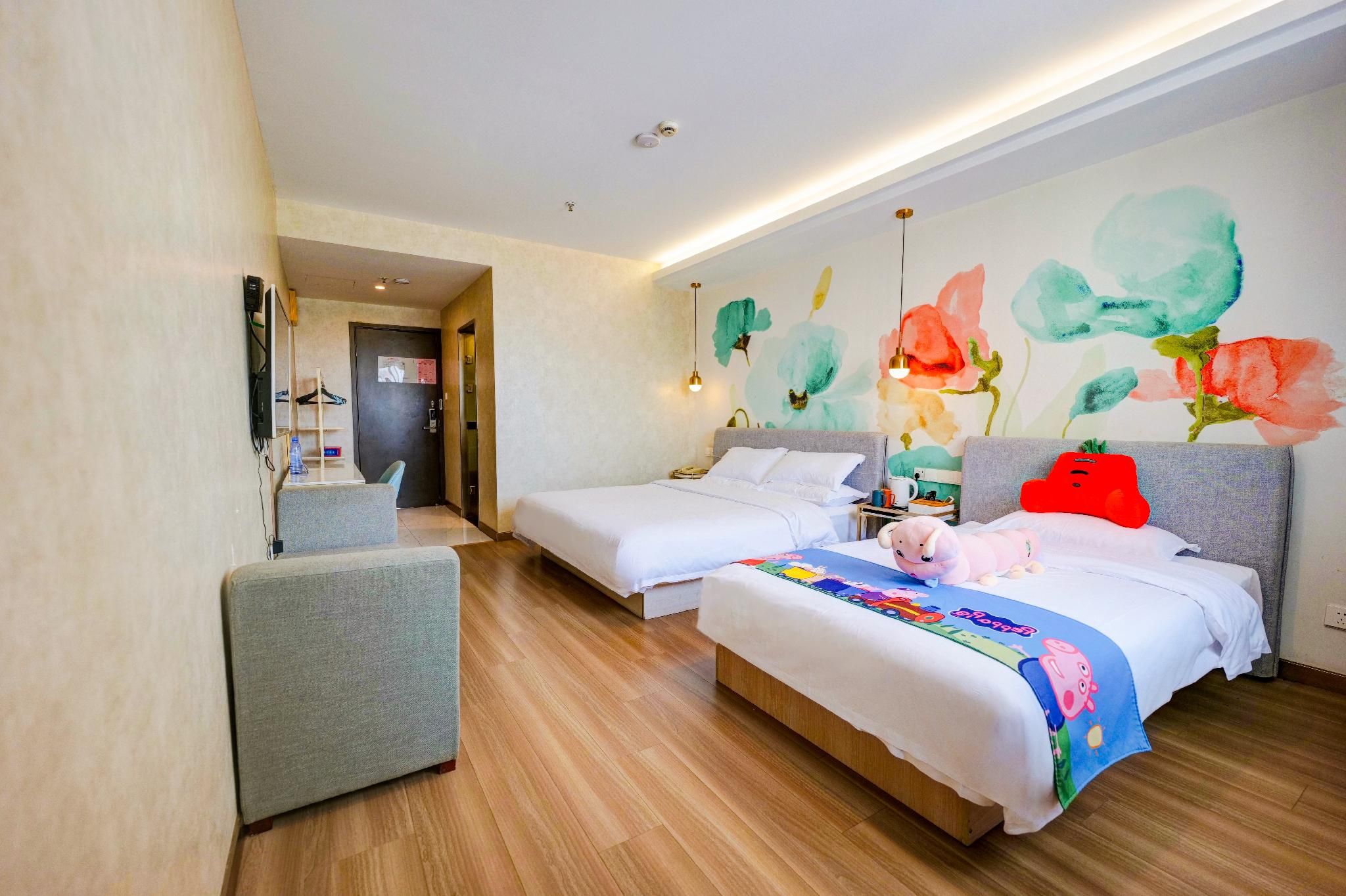 Family Room with Nature - Kid-Friendly