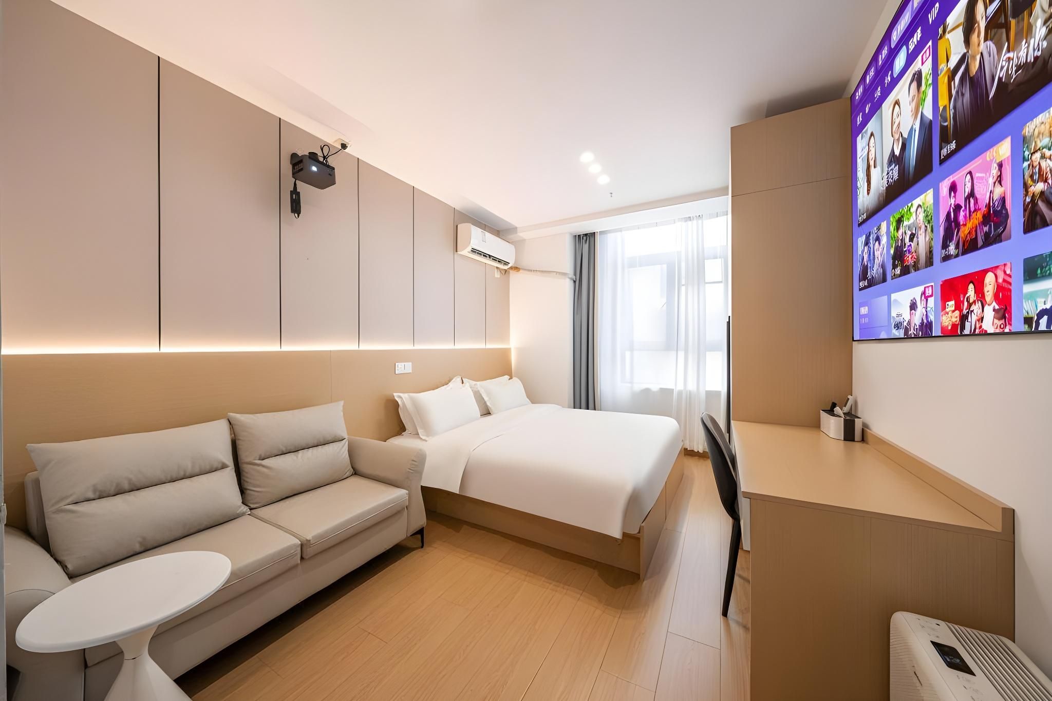 Room with Queen Bed