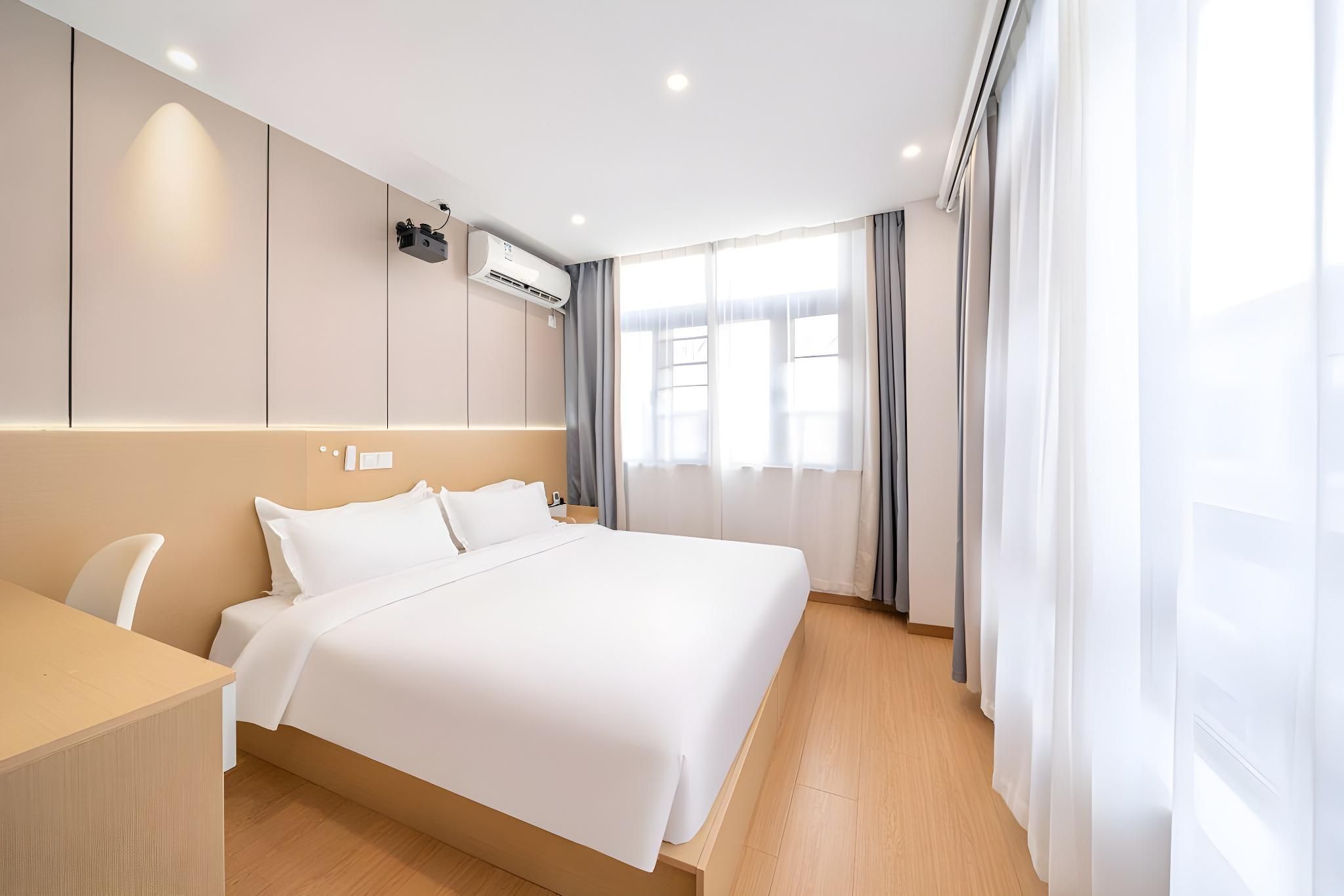 Room with Queen Bed