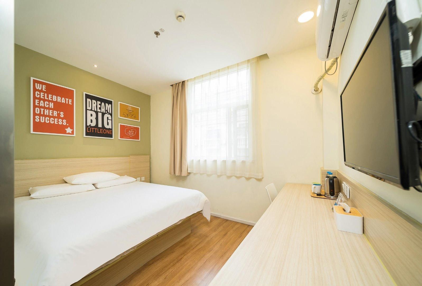 Hotel Queen Room