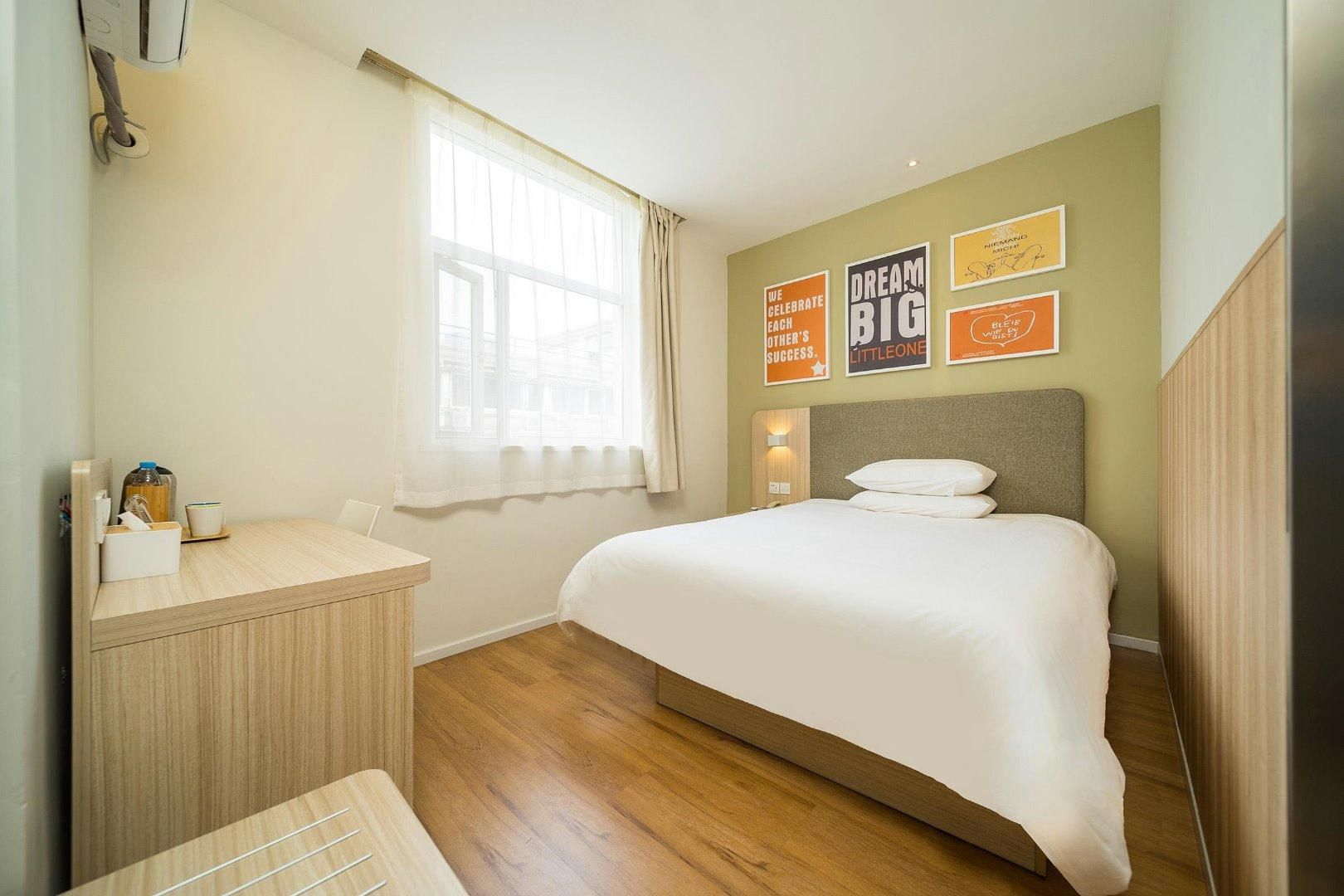 Hotel Queen Room