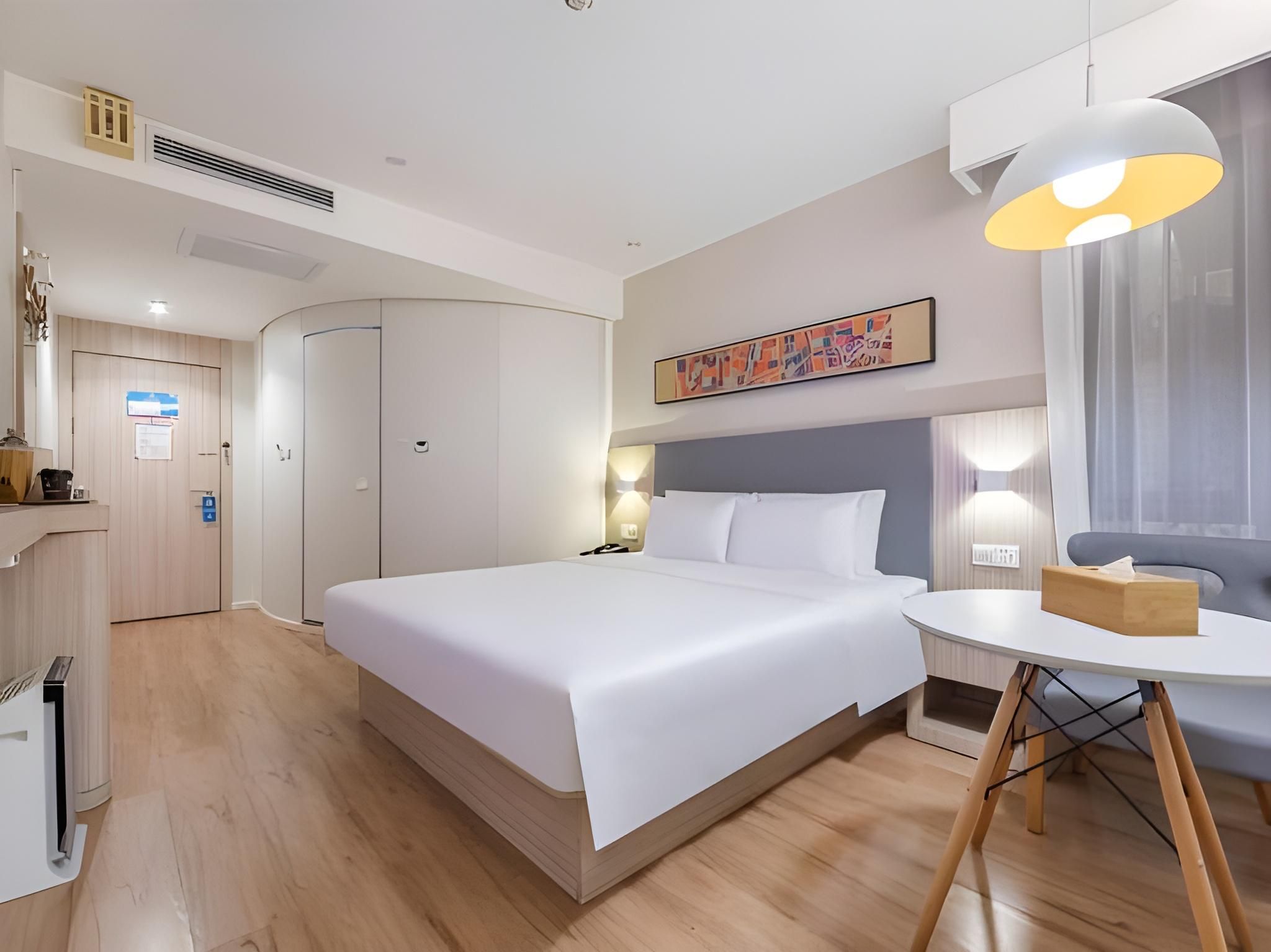 Hotel Queen Room