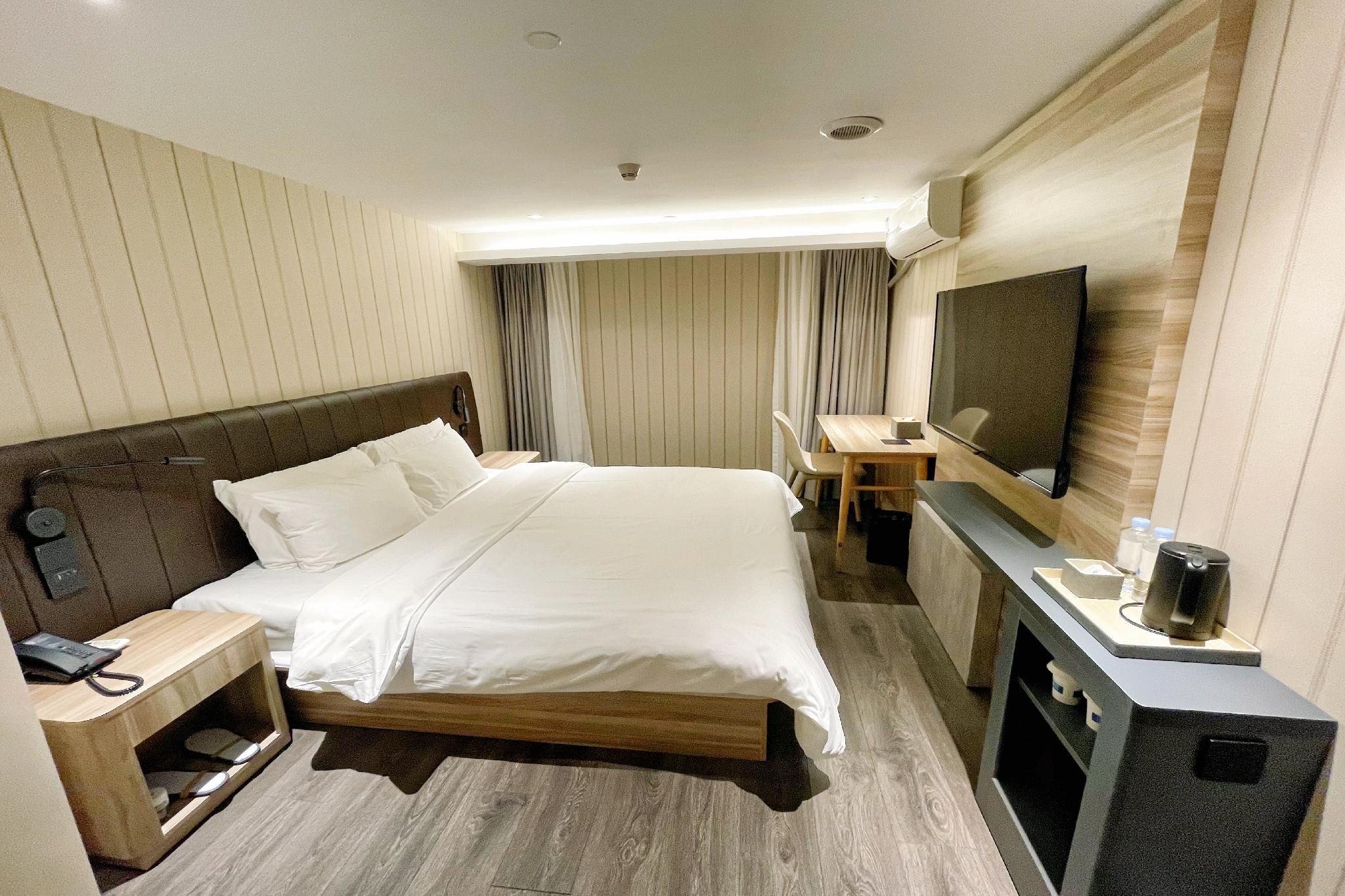 Queen Room A