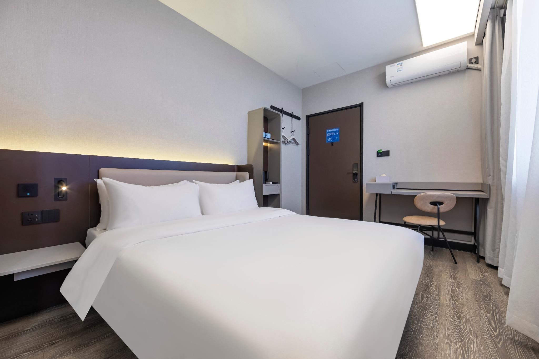 Huazhu - Room With Bed