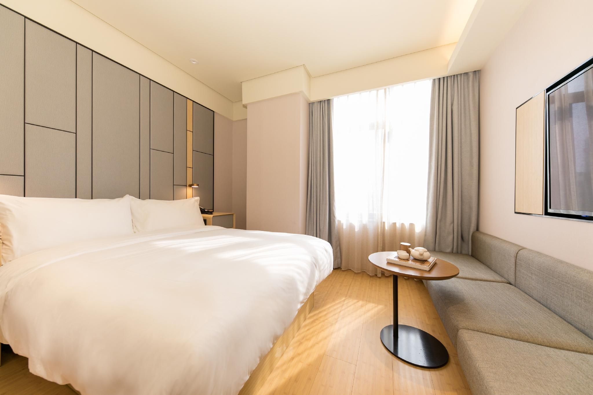 Hotel Queen Room