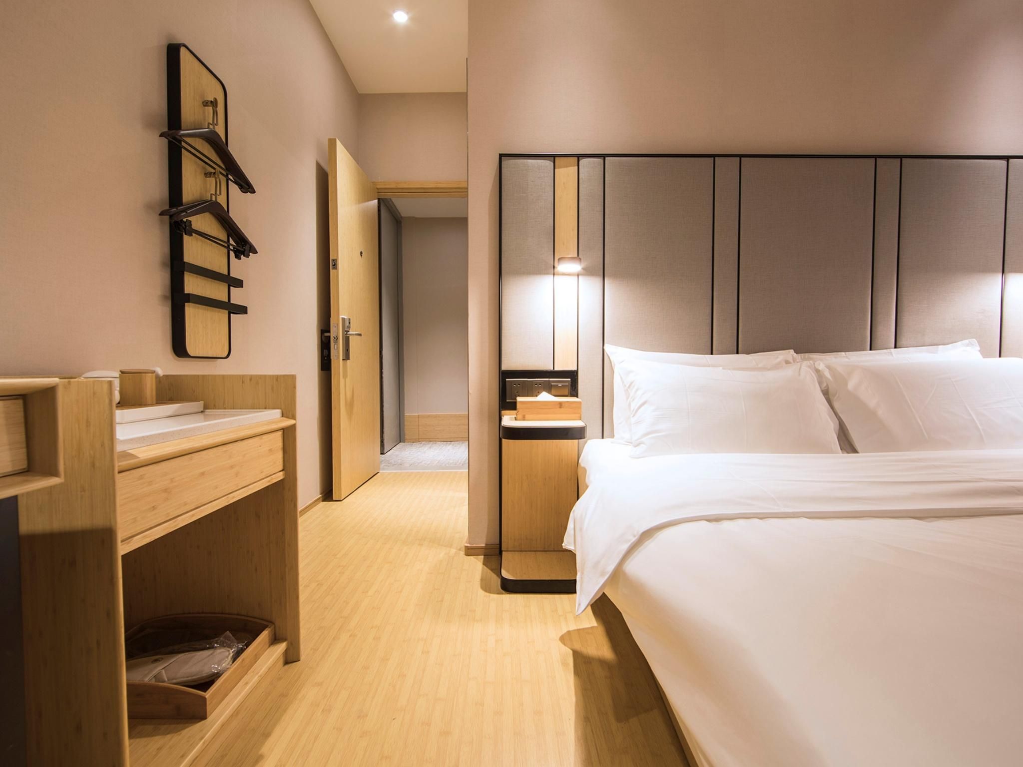 Hotel Queen Room