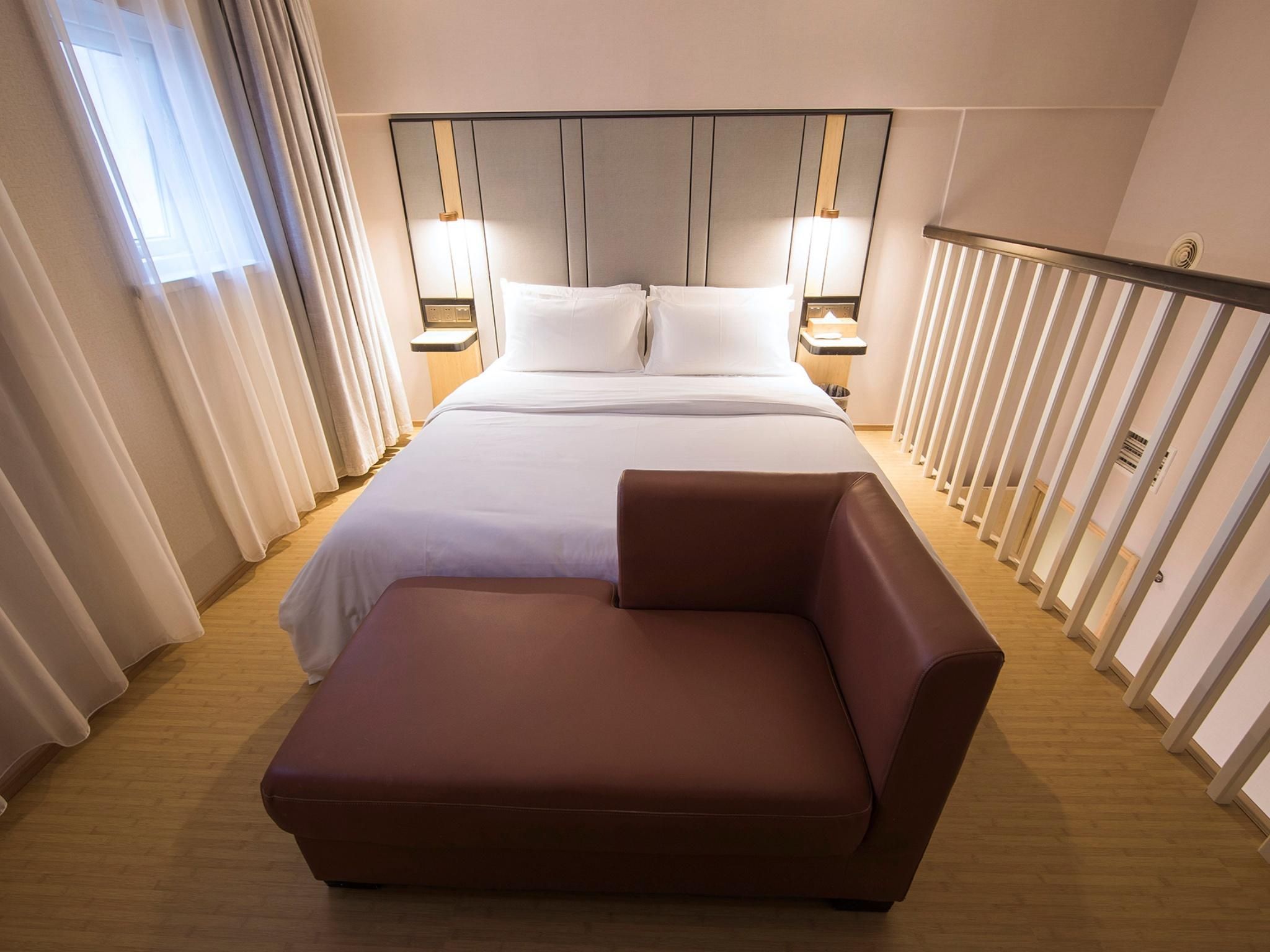Business Queen Room