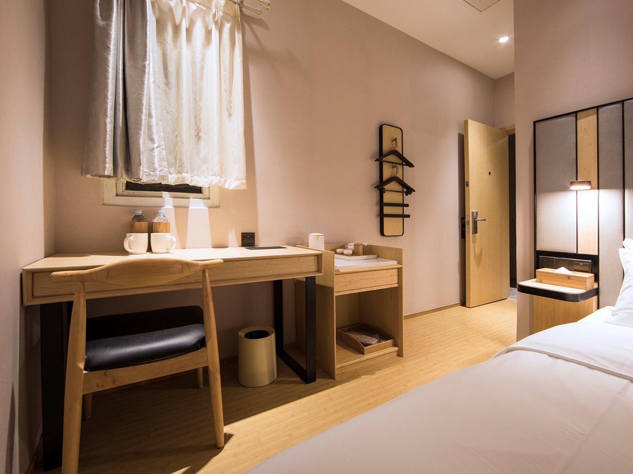 Hotel Queen Room