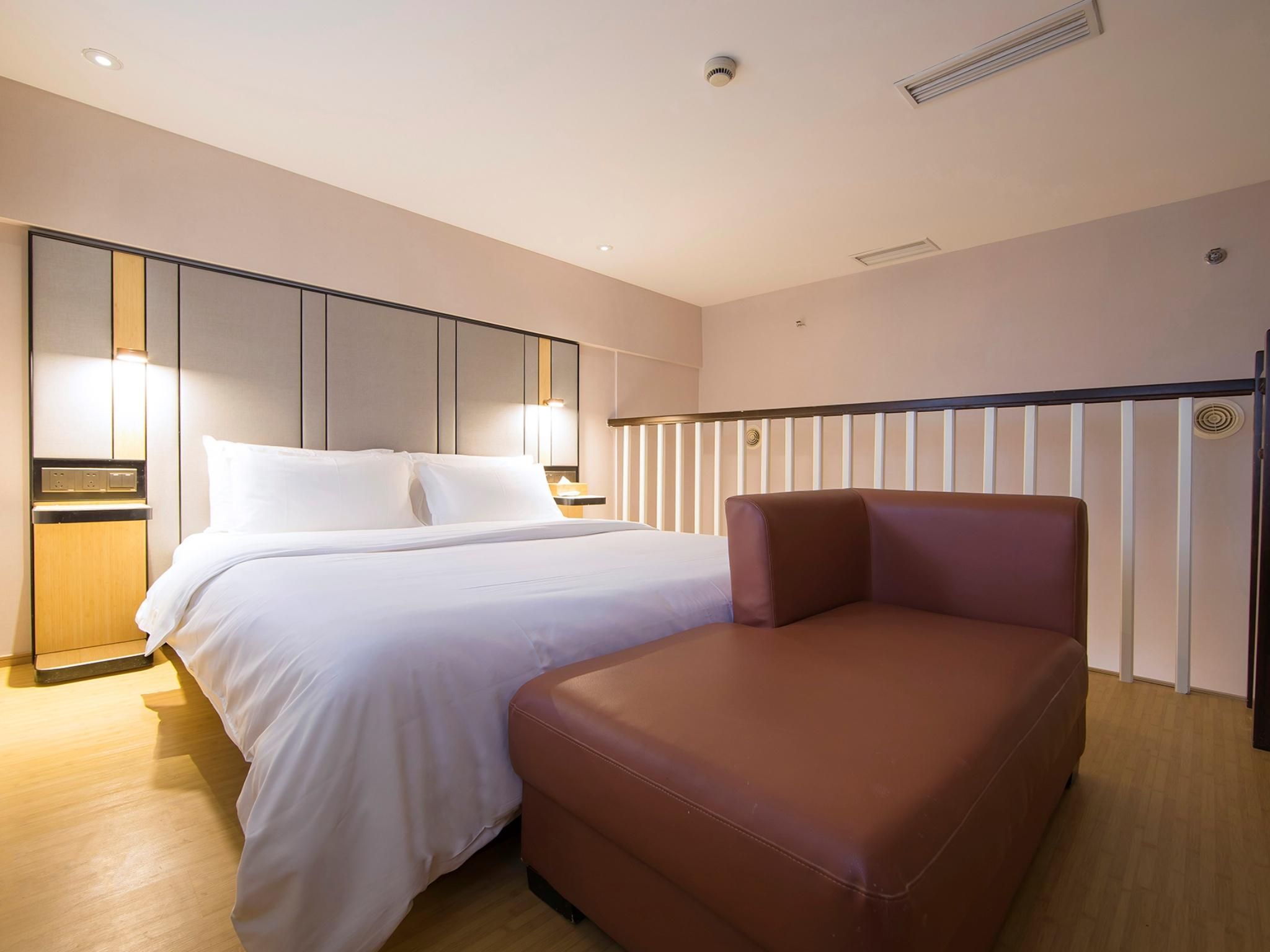 Business Queen Room