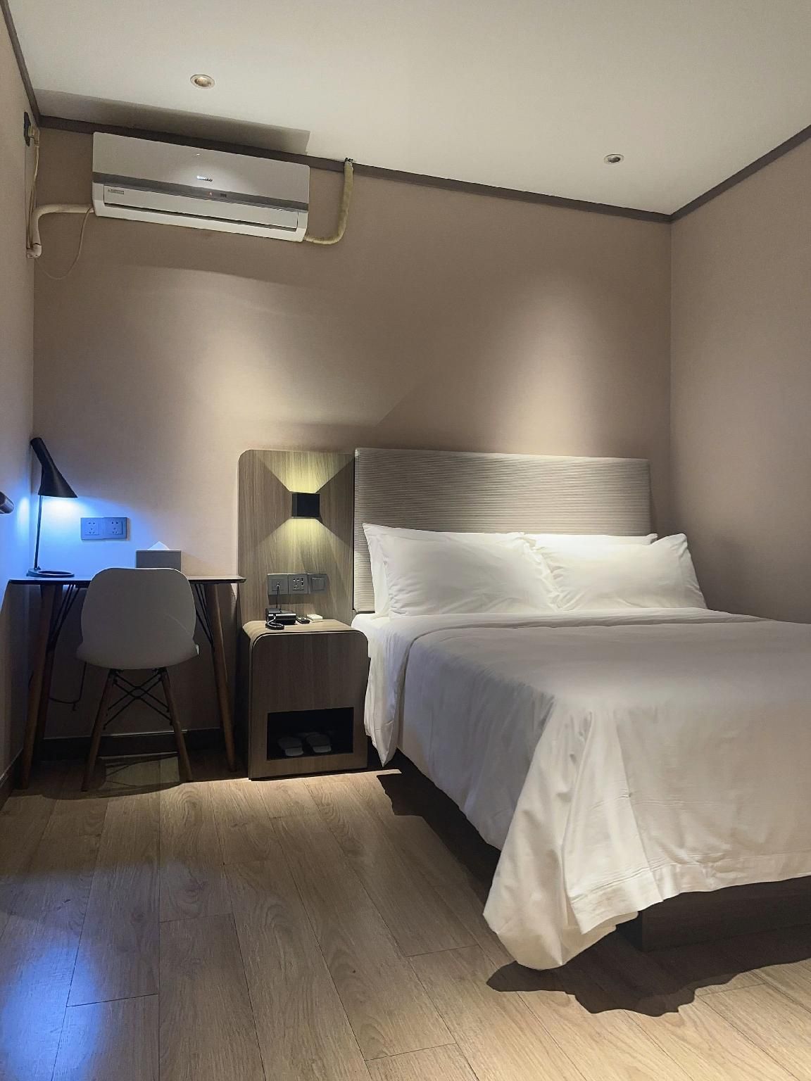Hotel Queen Room