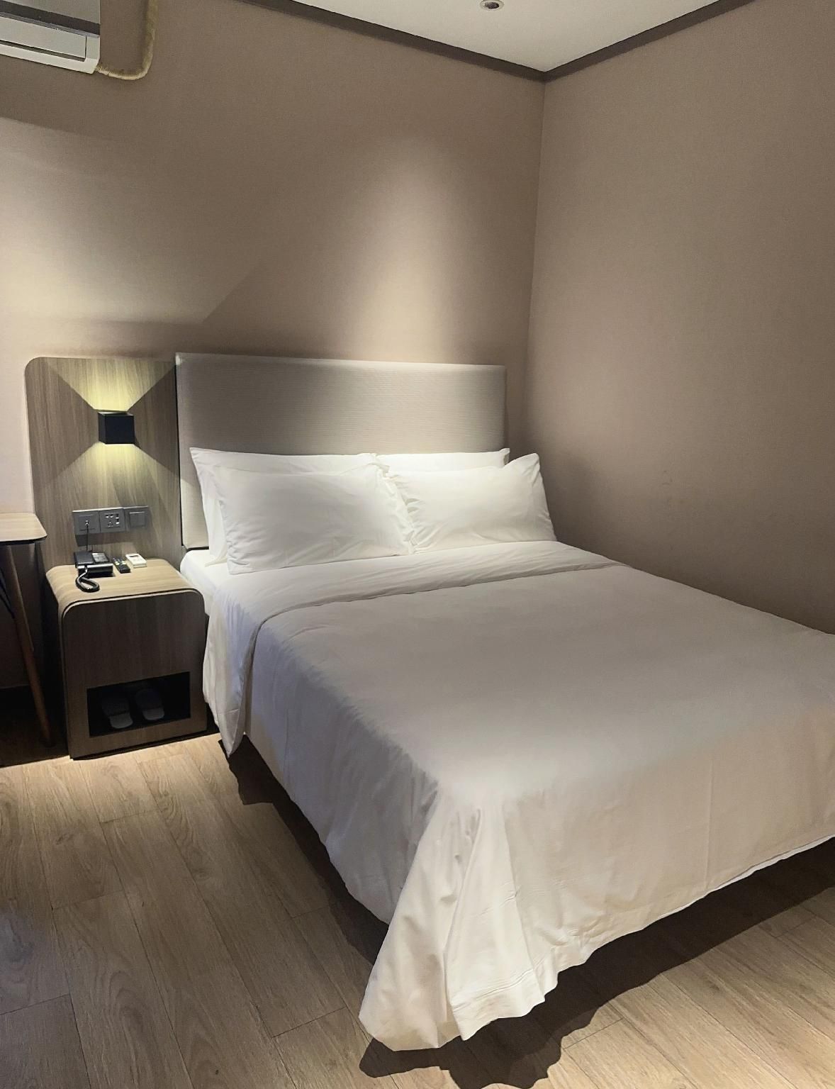 Hotel Queen Room
