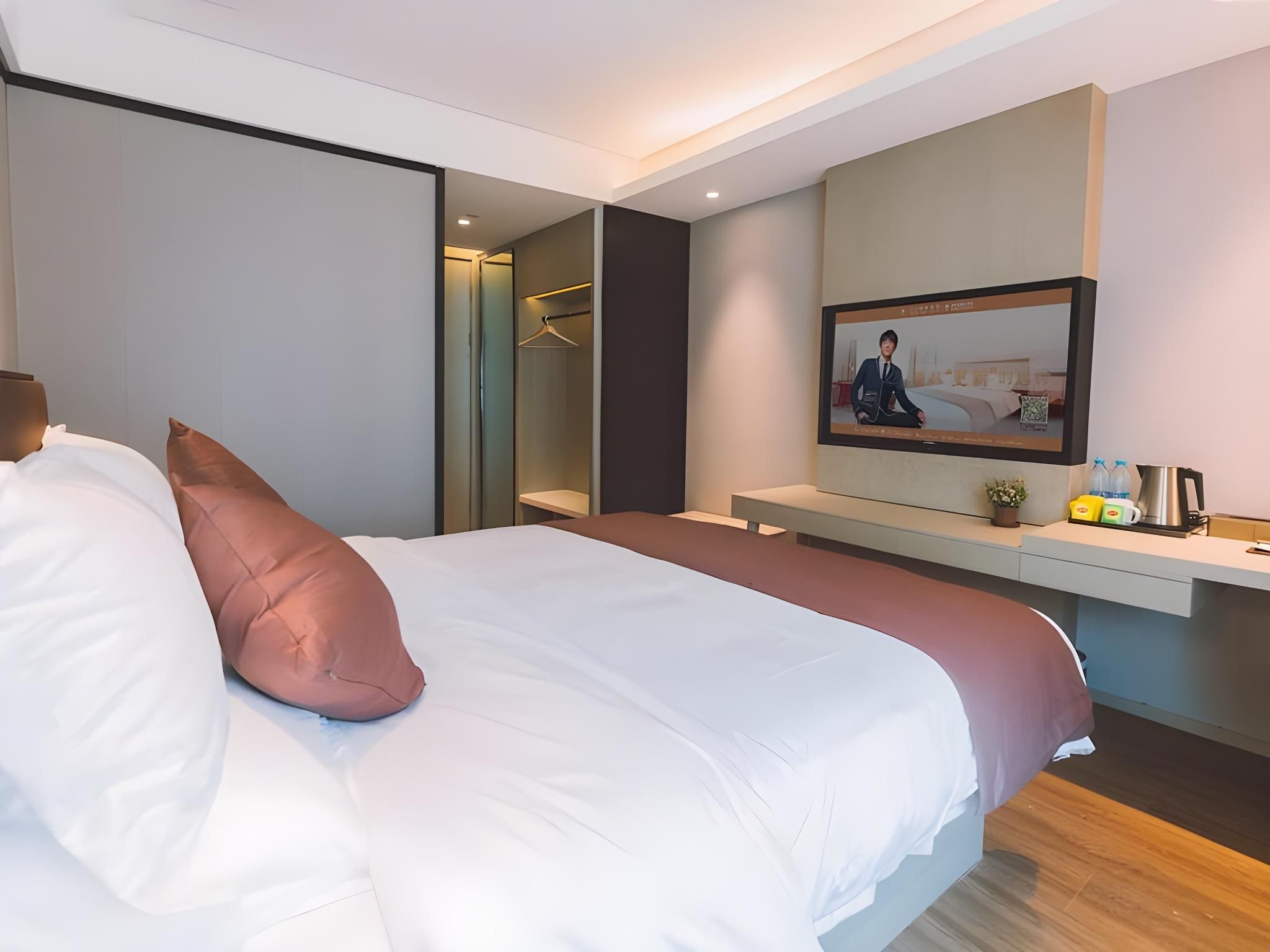 Queen Deluxe Room