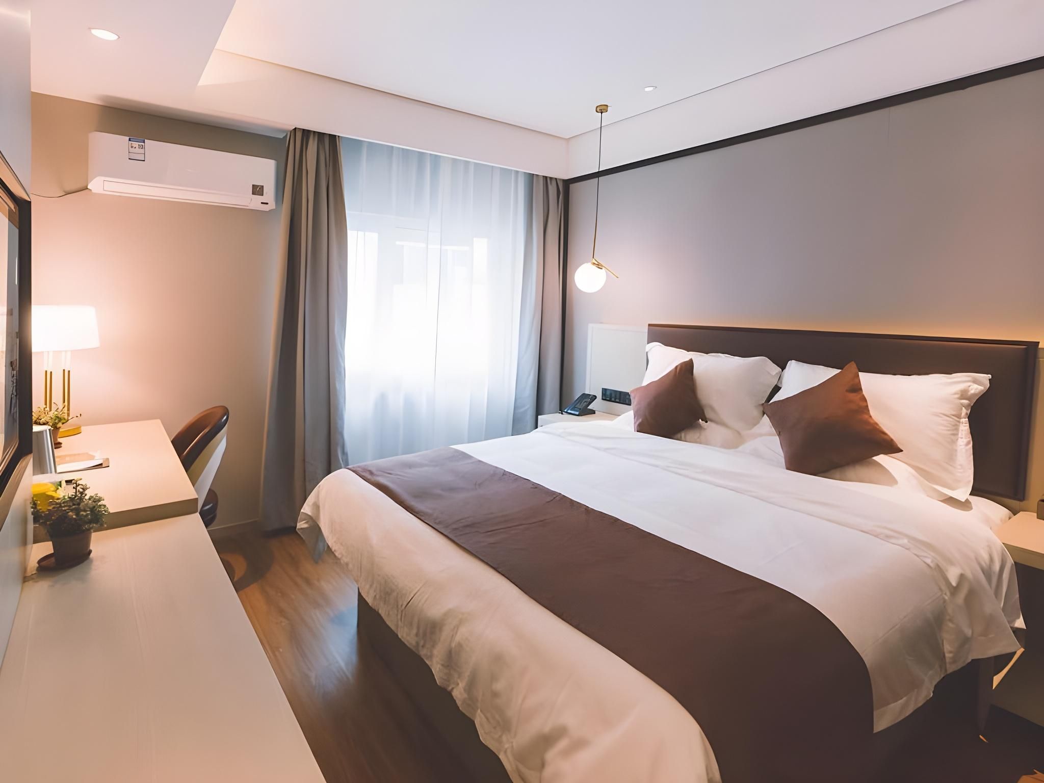 Queen Deluxe Room