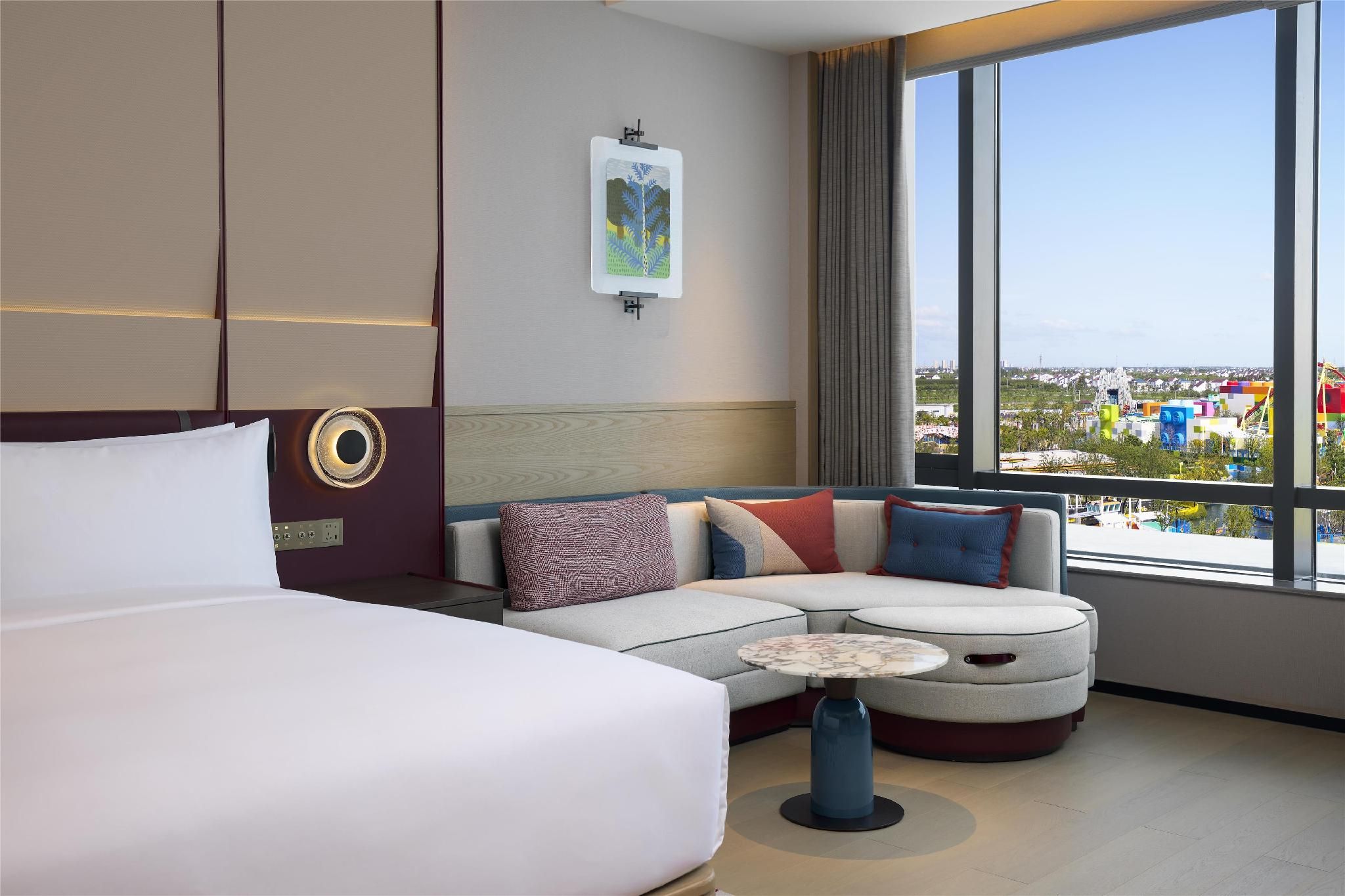 KING DELUXE ROOM THEME PARK VIEW