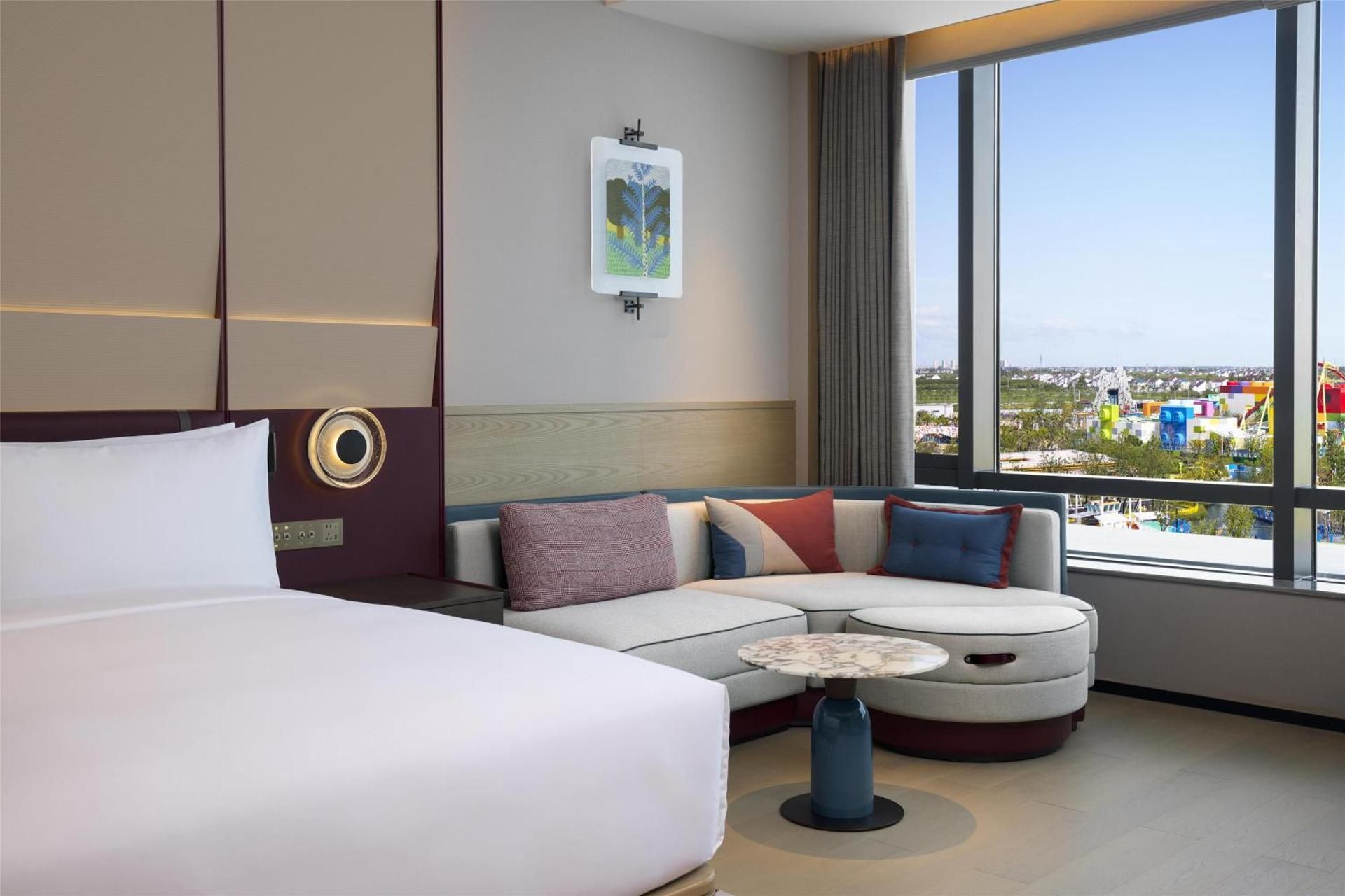 Deluxe King Room with Theme Park View