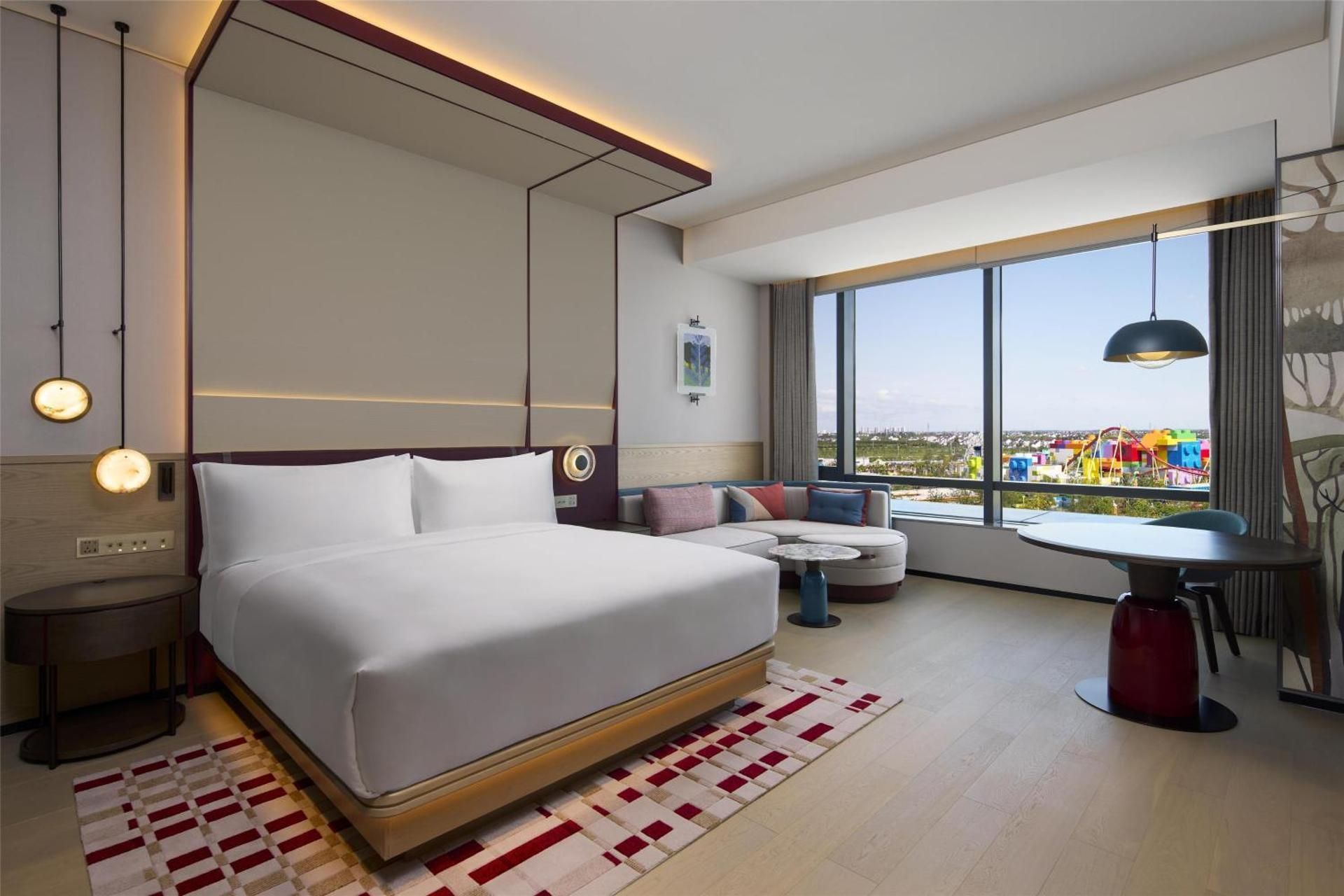 Deluxe King Room with Theme Park View