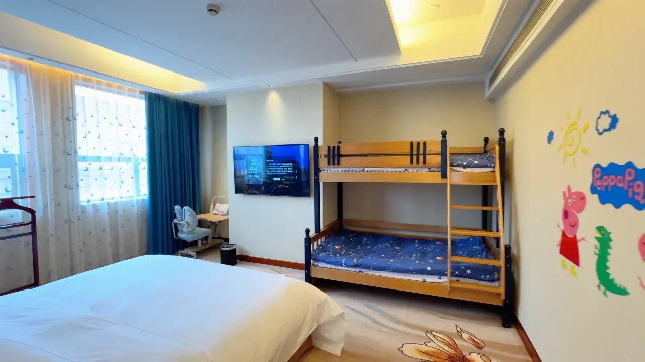 Deluxe Family King Suite