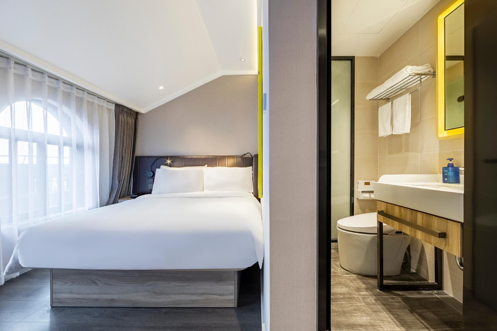Queen Room A