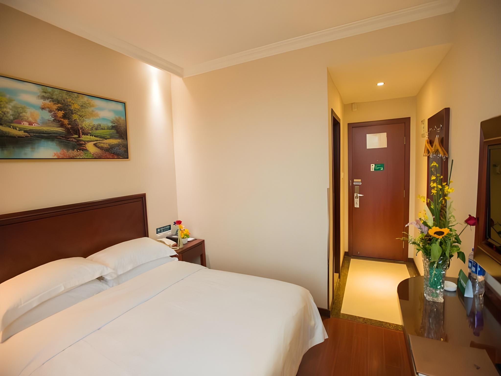Hotel Queen Room