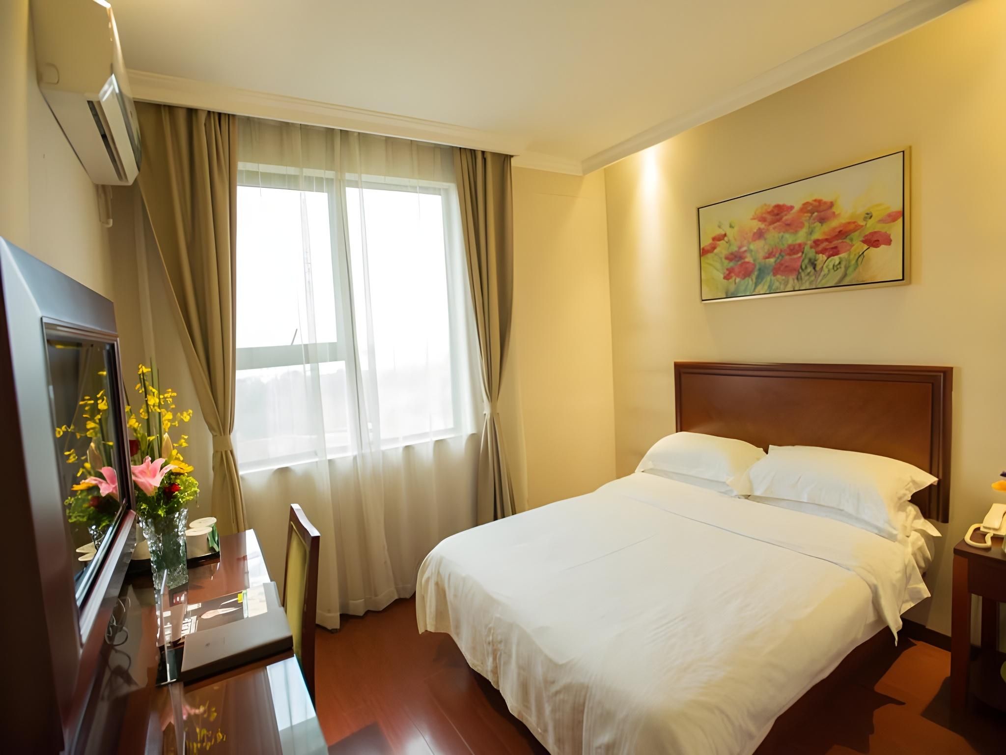 Hotel Queen Room