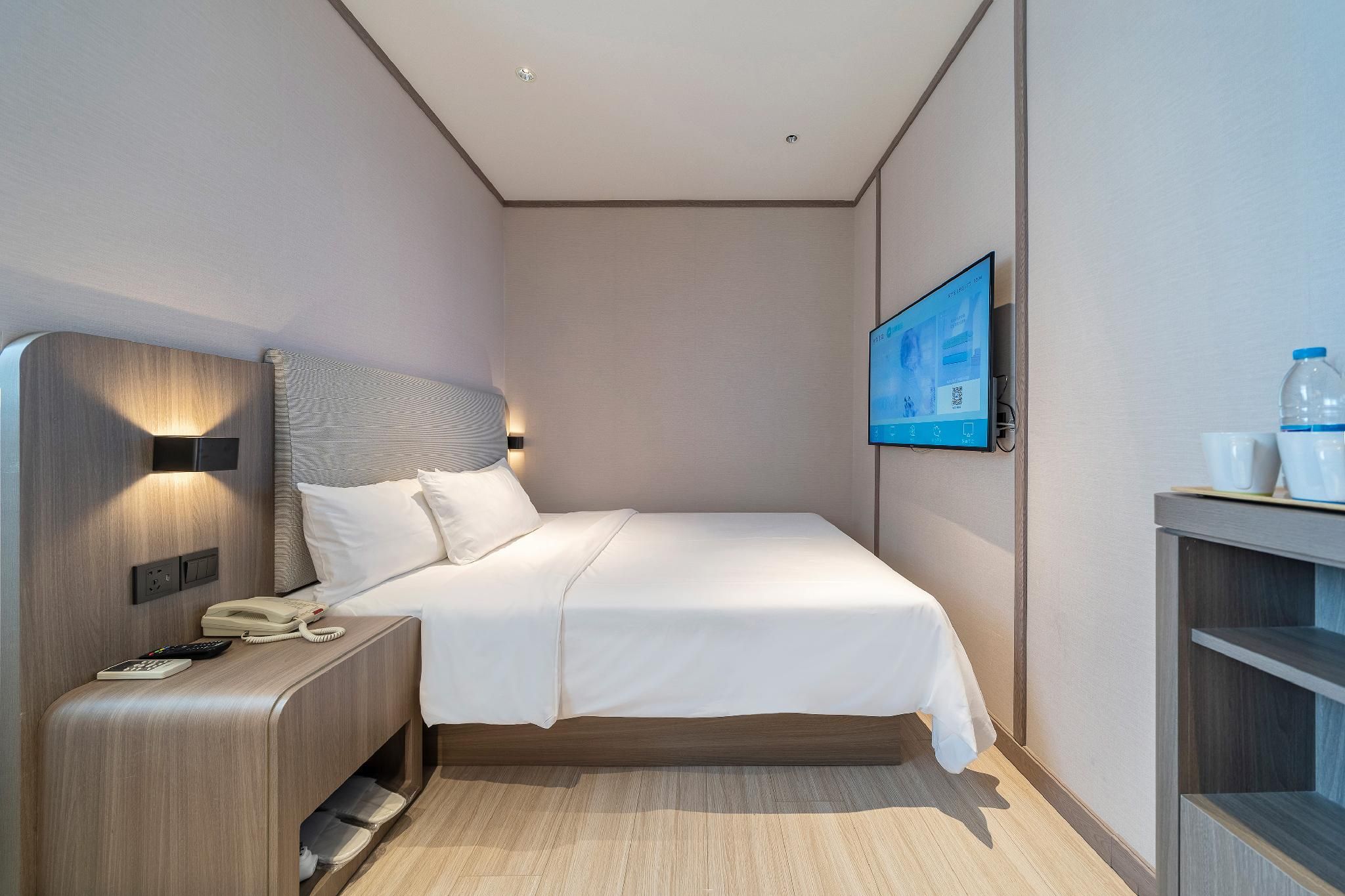 Huazhu - Room With Bed