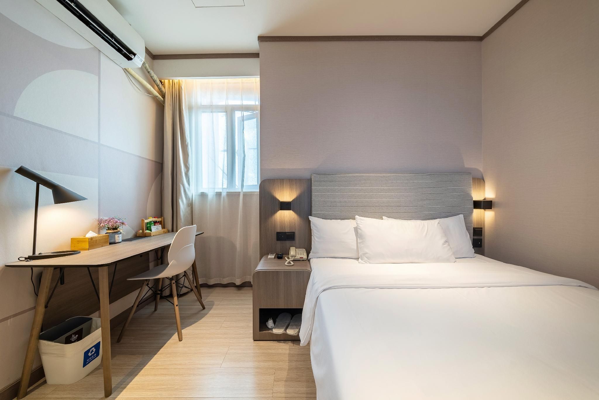 Huazhu - Room With Bed