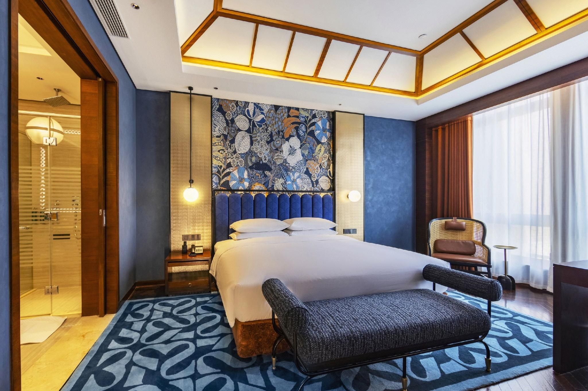Business Suite Room