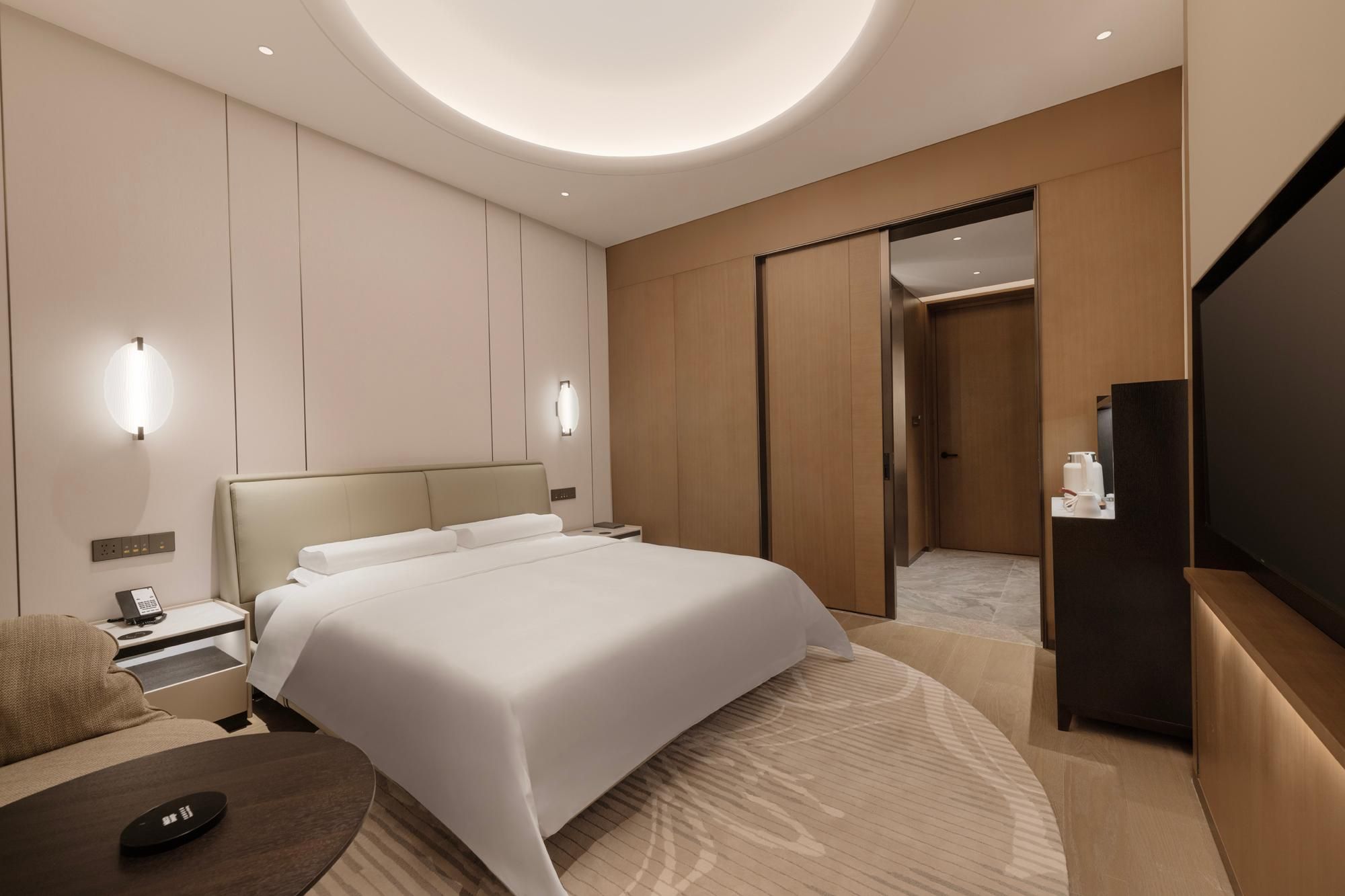 Deluxe Queen with Balcony