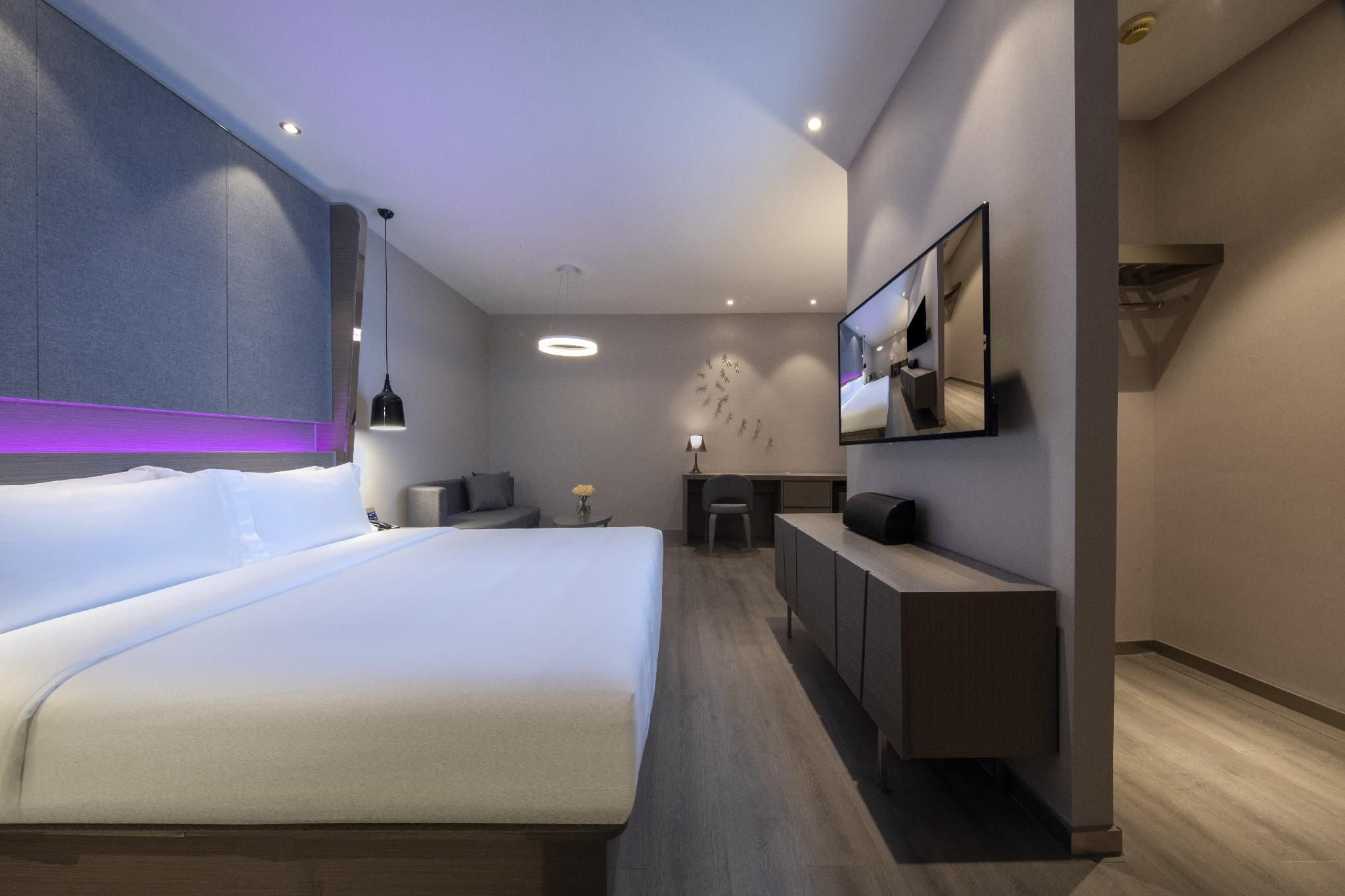 Huazhu - Cinema Bed Room