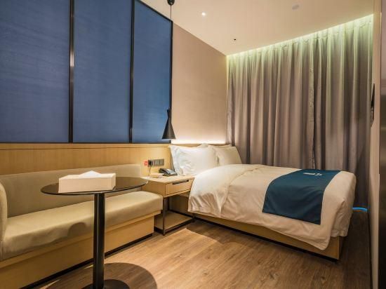 Comfort Room with Single Bed