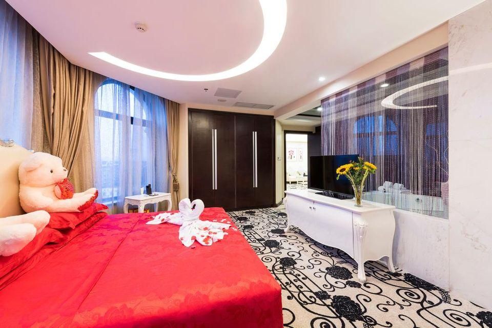 Honeymoon Suite