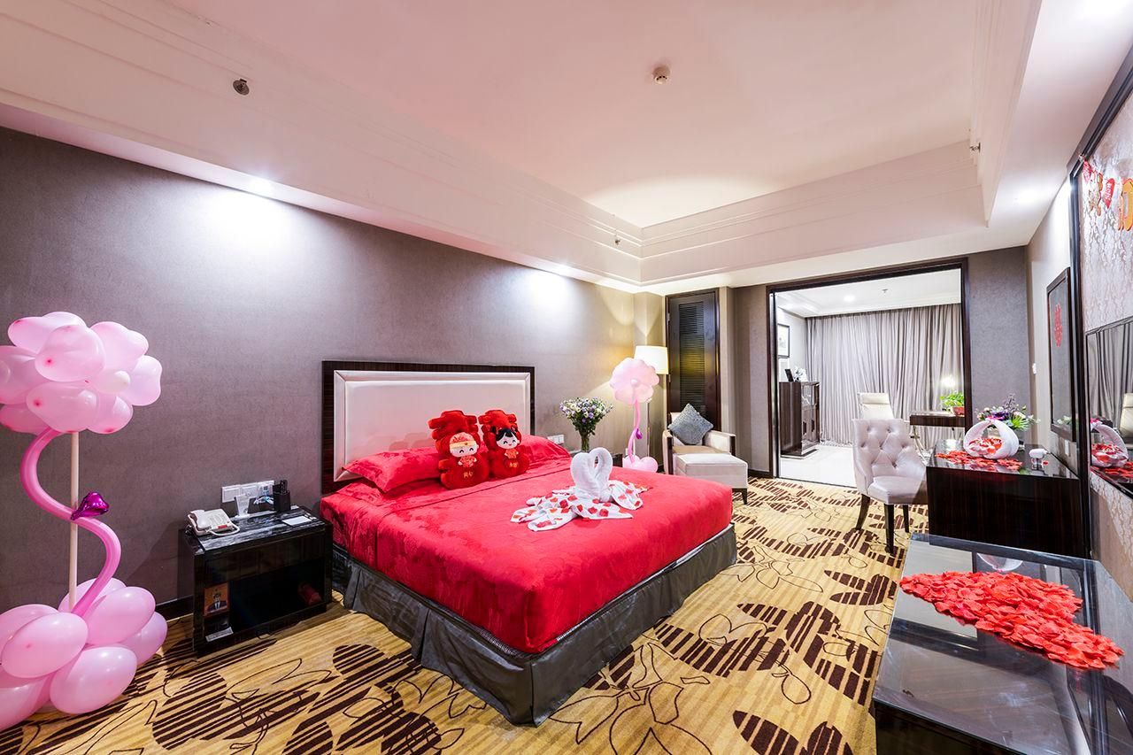 Honeymoon Suite