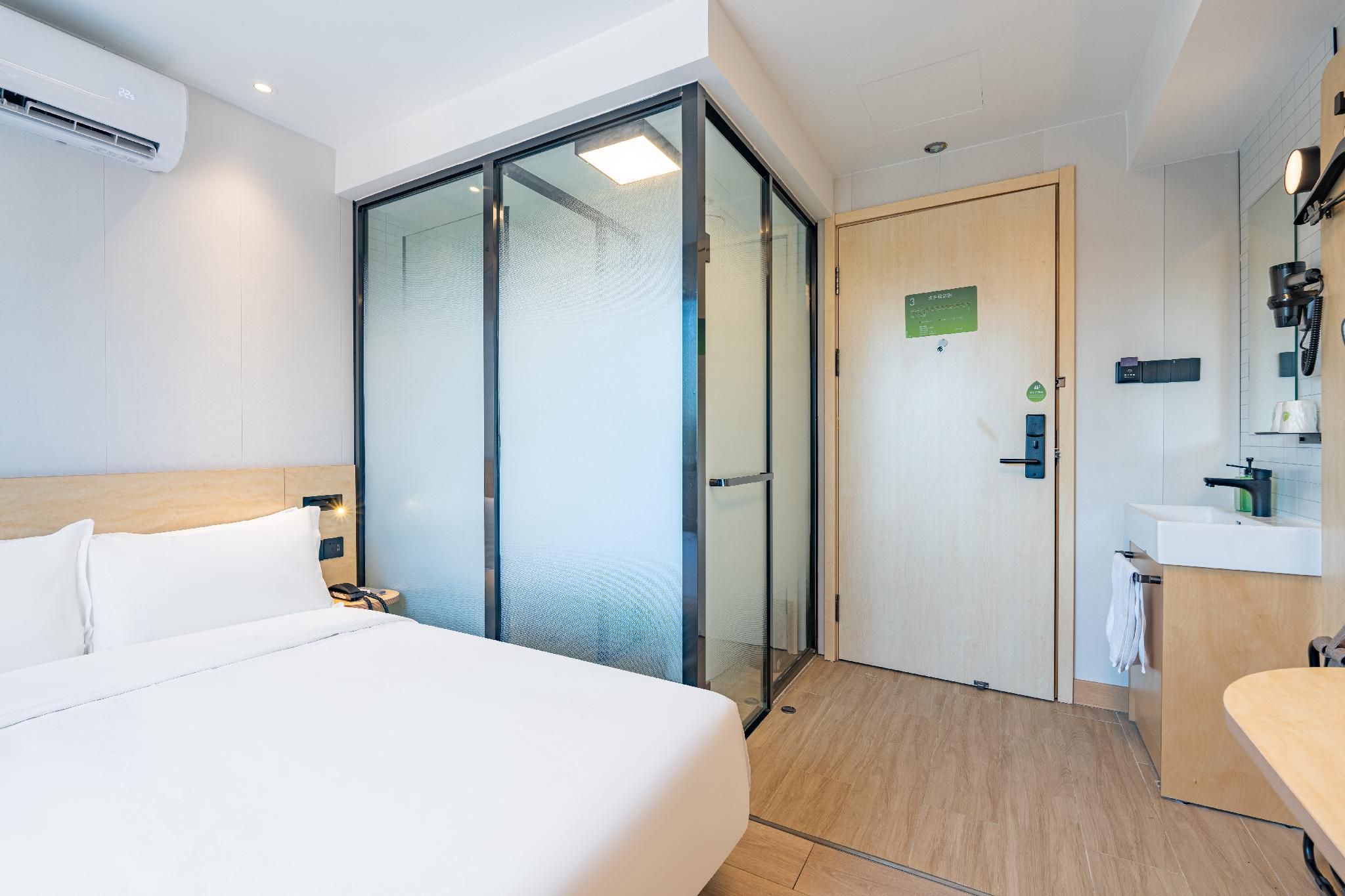 Queen Superior Room