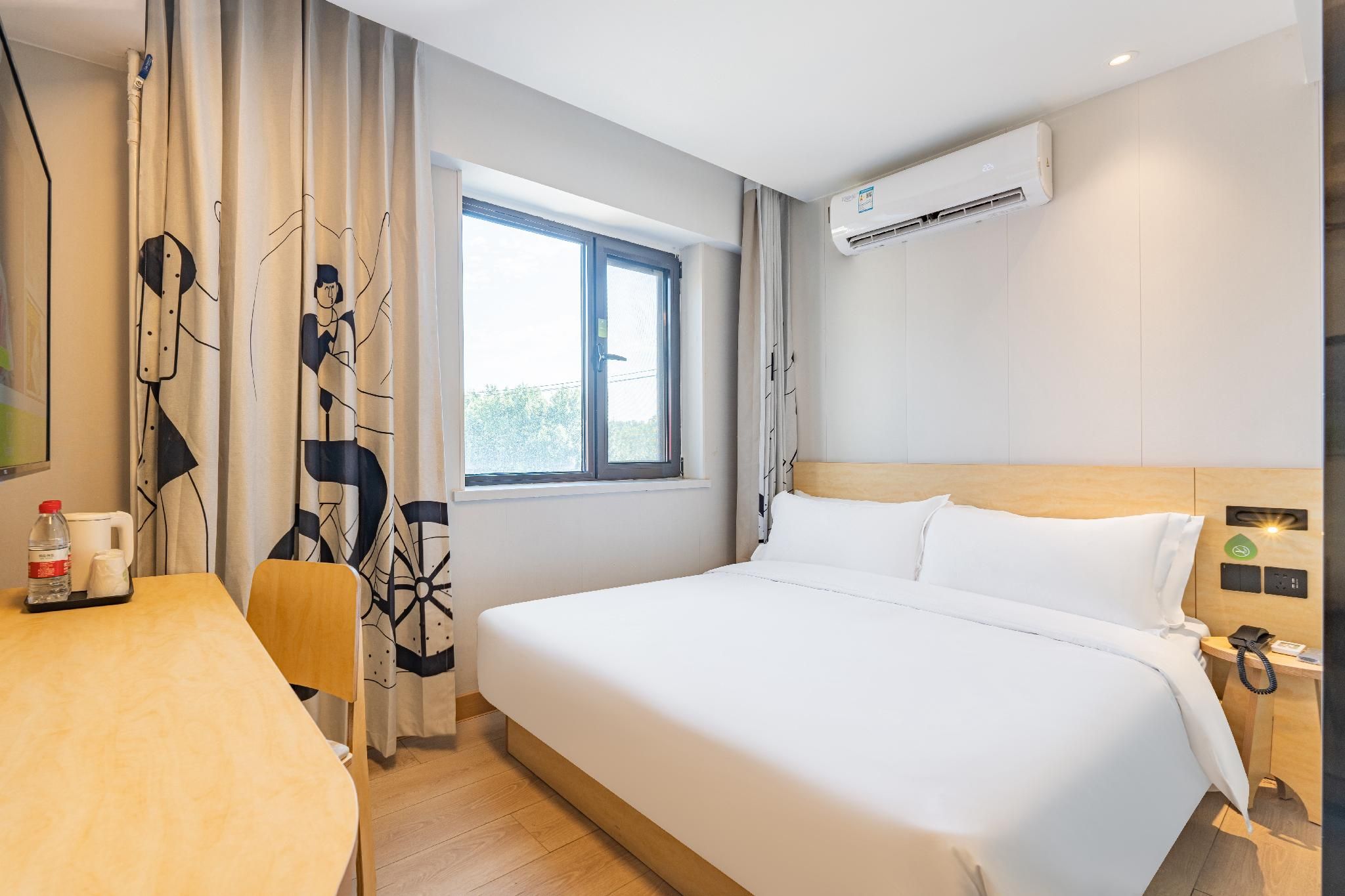 Queen Superior Room