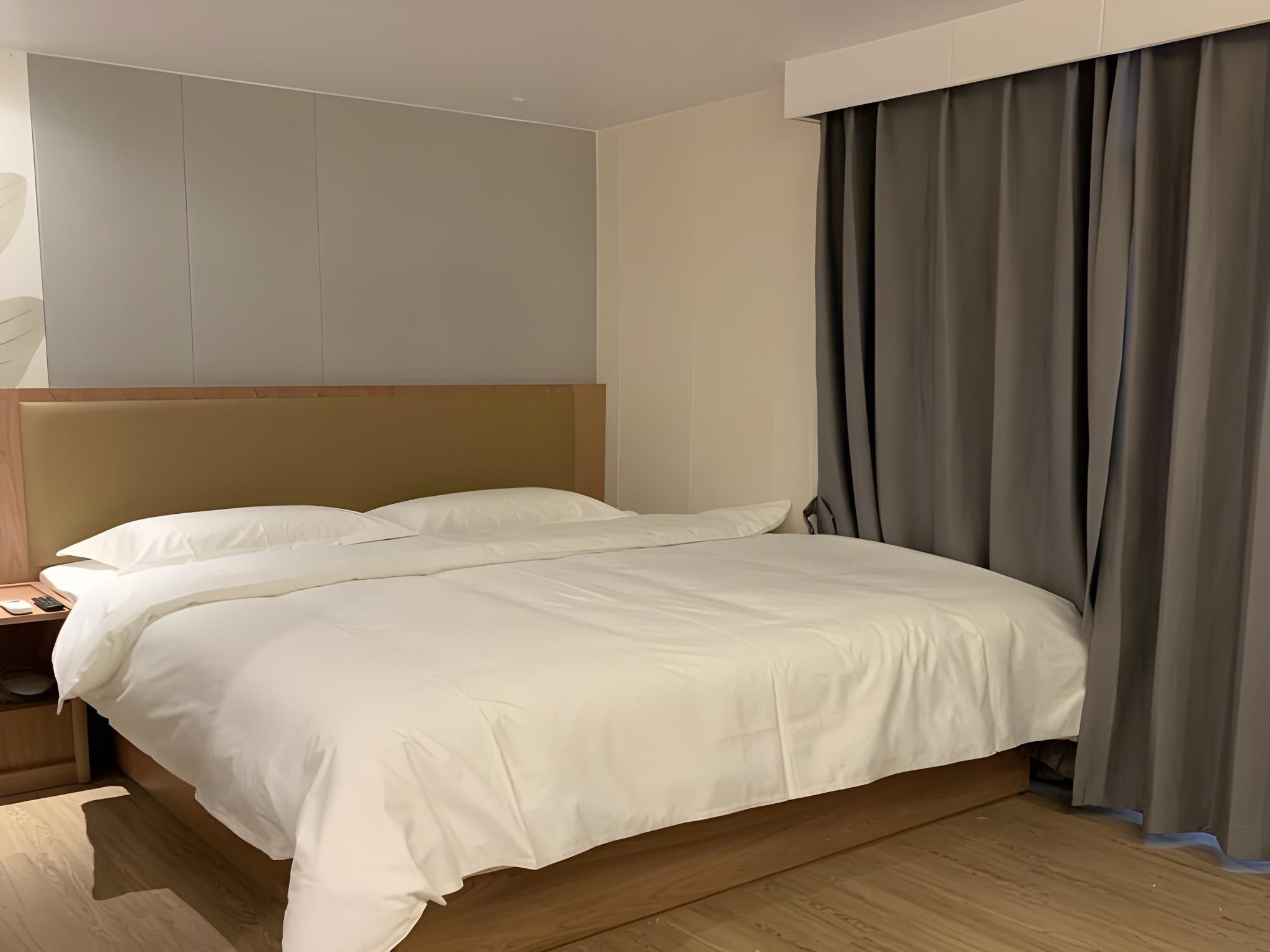 GTI - 1 Bed Guest Room, Inner Window