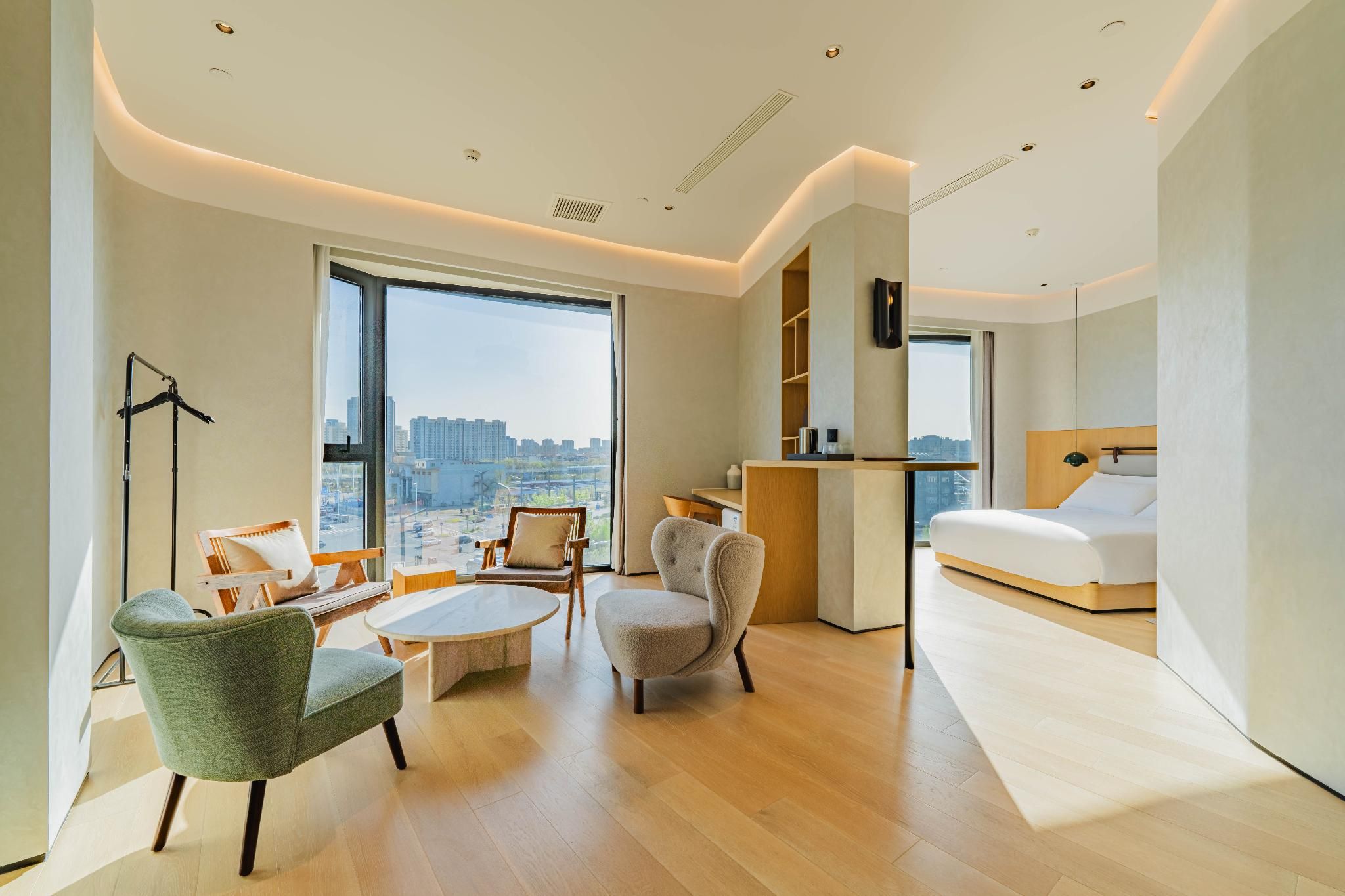 Suite with Bathtub