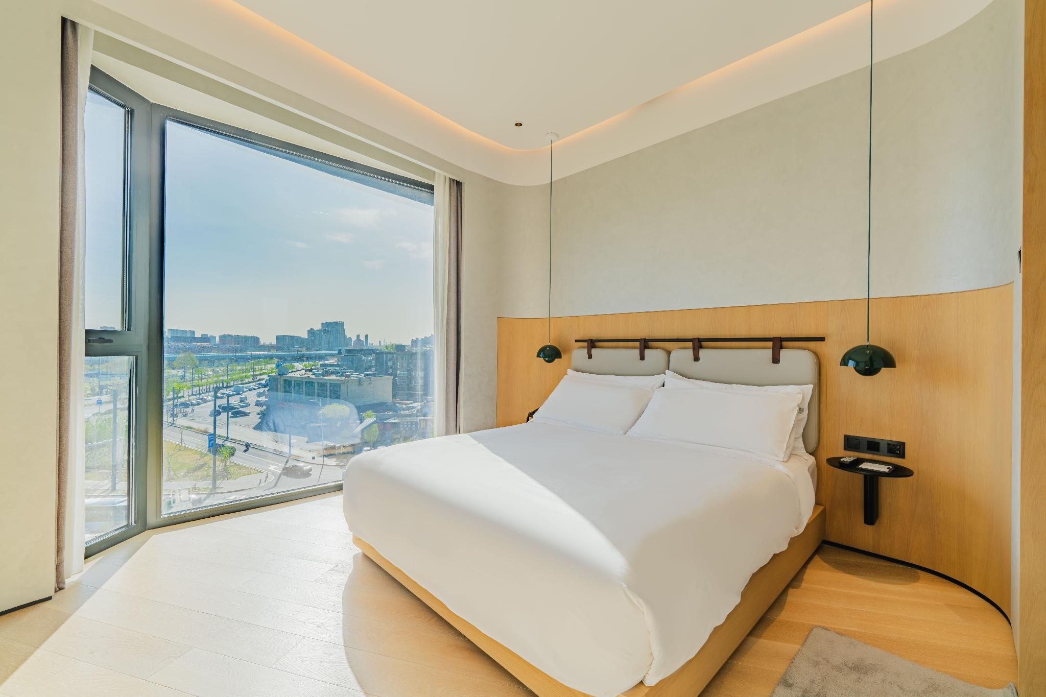 Suite with Bathtub