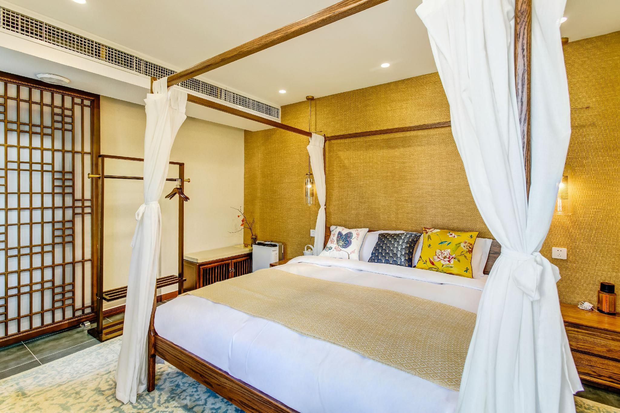 Huazhu - Room With Bed