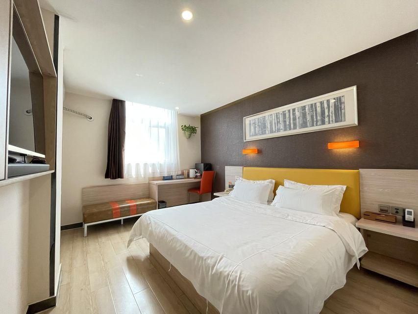 Feature Queen Room
