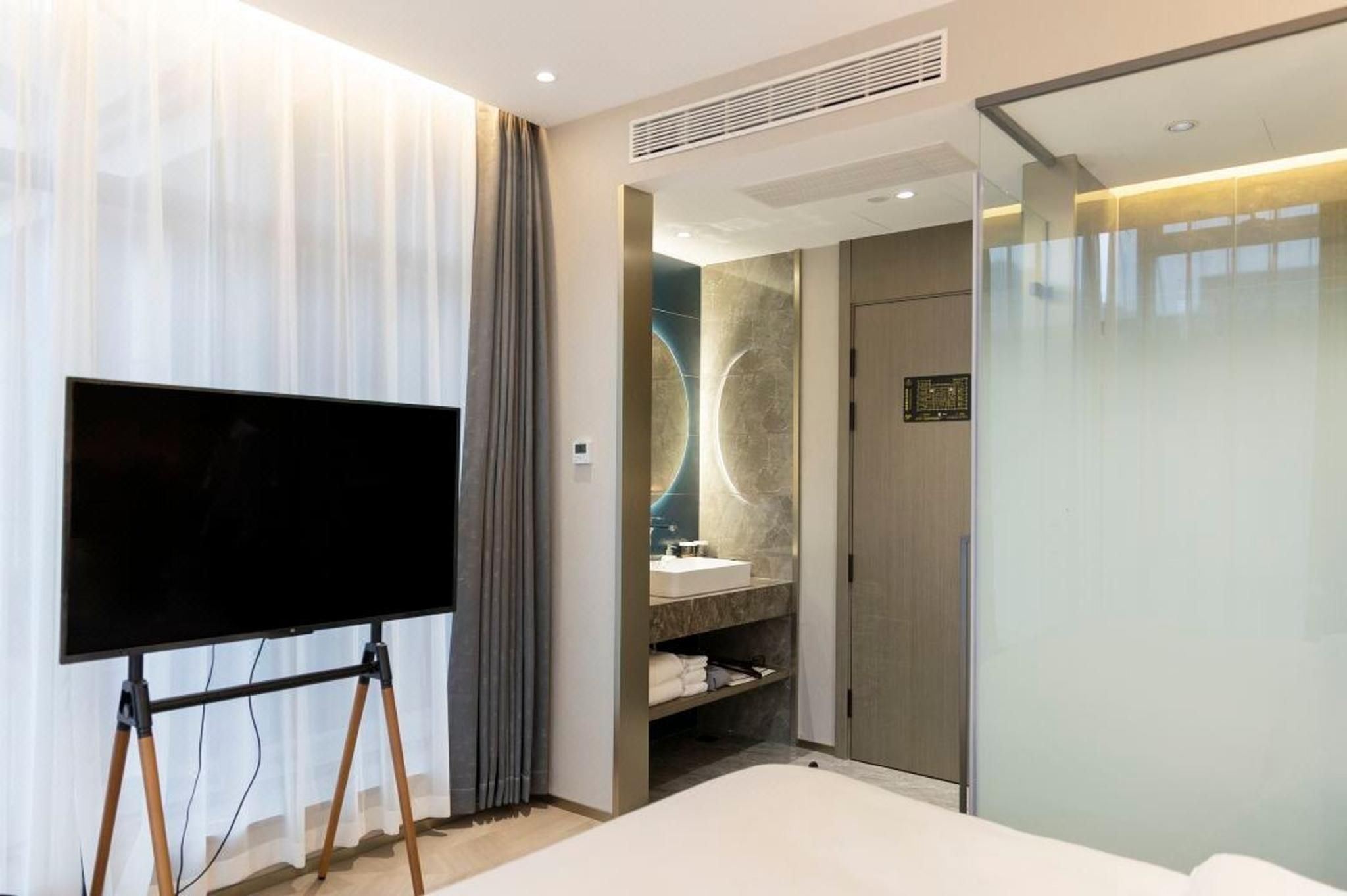 Sunshine Queen Room