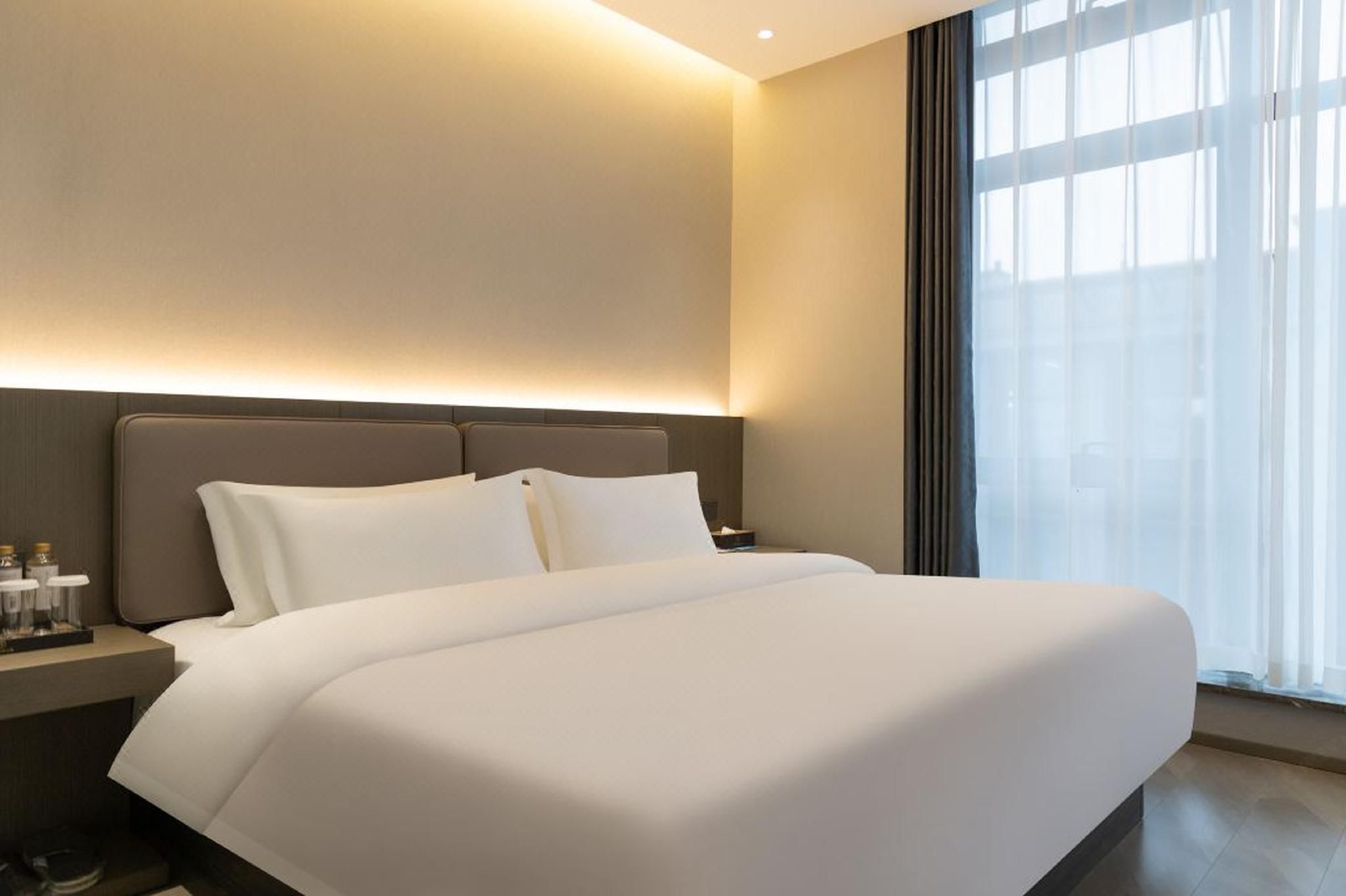 Sunshine Queen Room