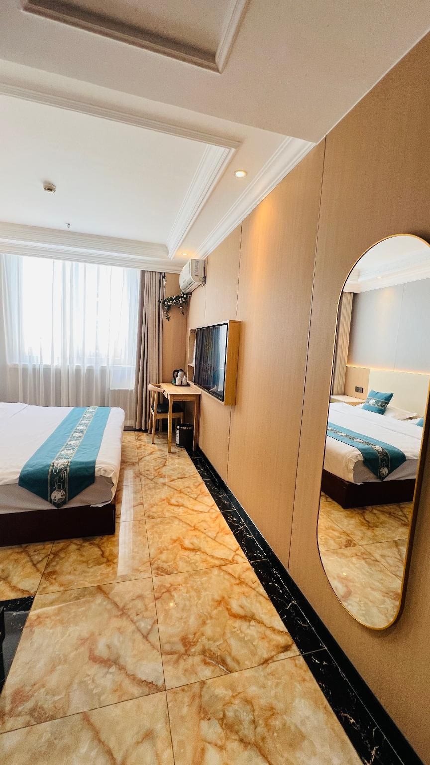 Business Queen Room